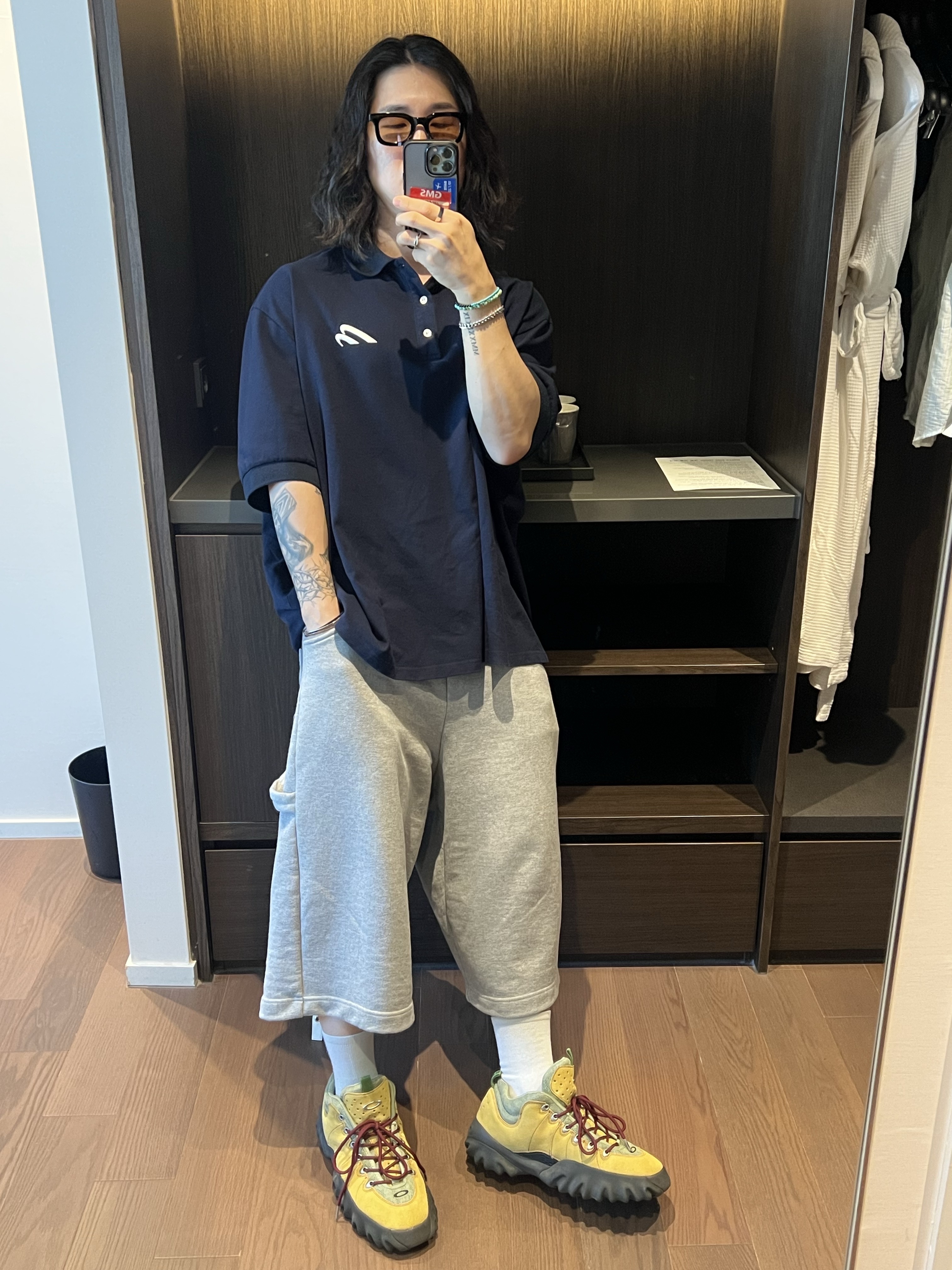 MJD Wide Carpenter Bermuda Shorts Melange Grey, MJD Oversized Polo Navy 착용 스타일 - 1