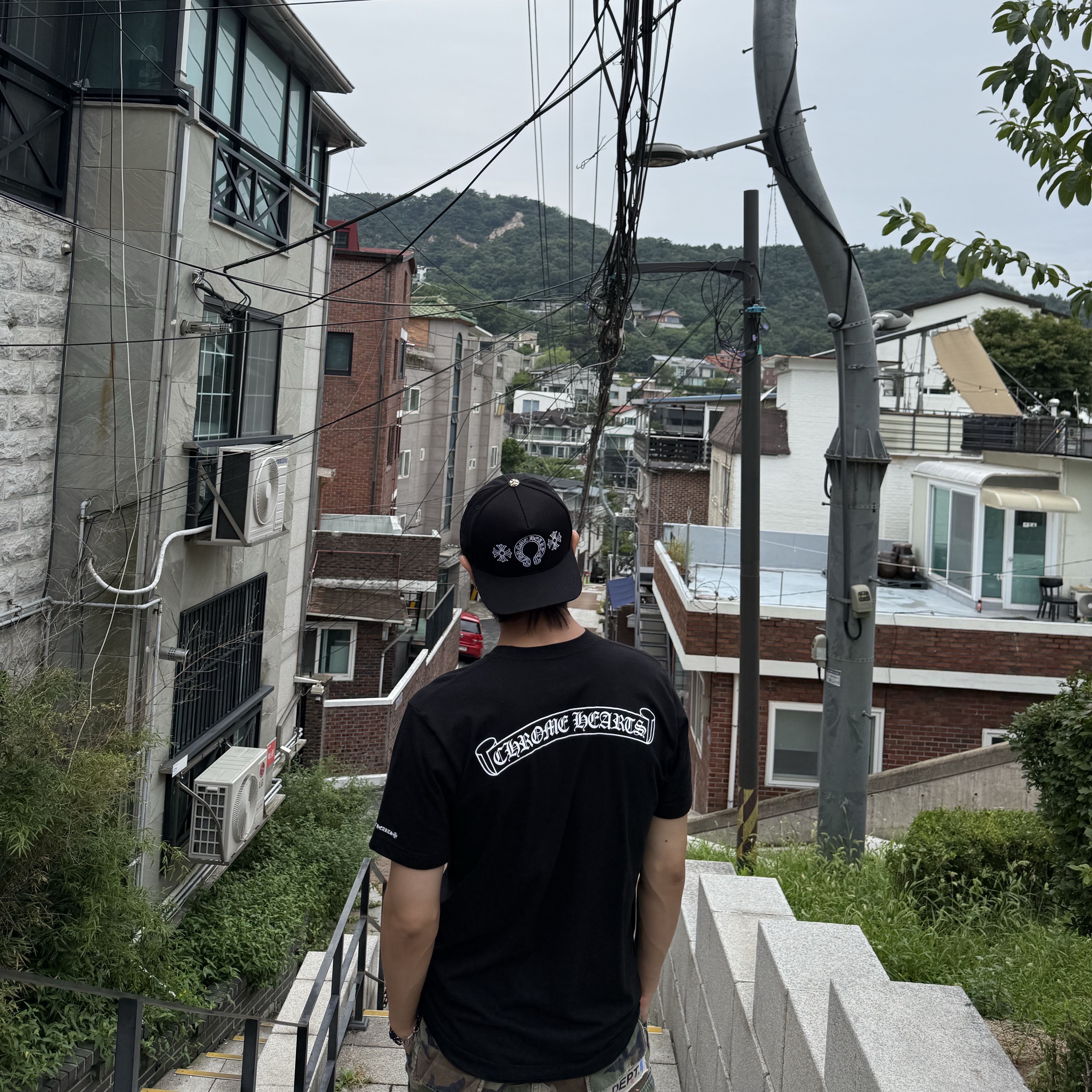 Chrome Hearts Scroll Logo T-Shirt Black 착용 스타일 - 2