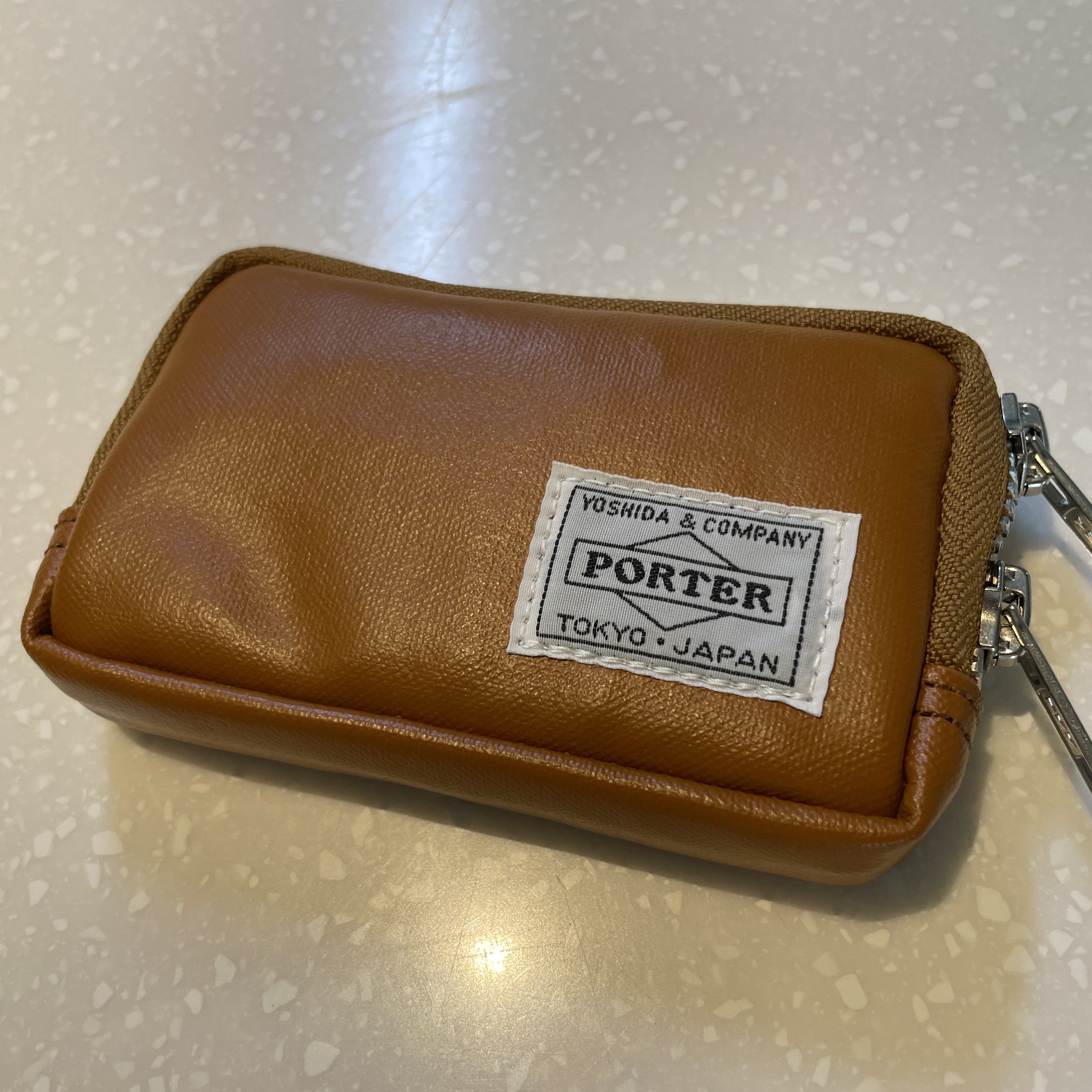 Porter Freestyle Multi Coin Case Camel 착용 스타일