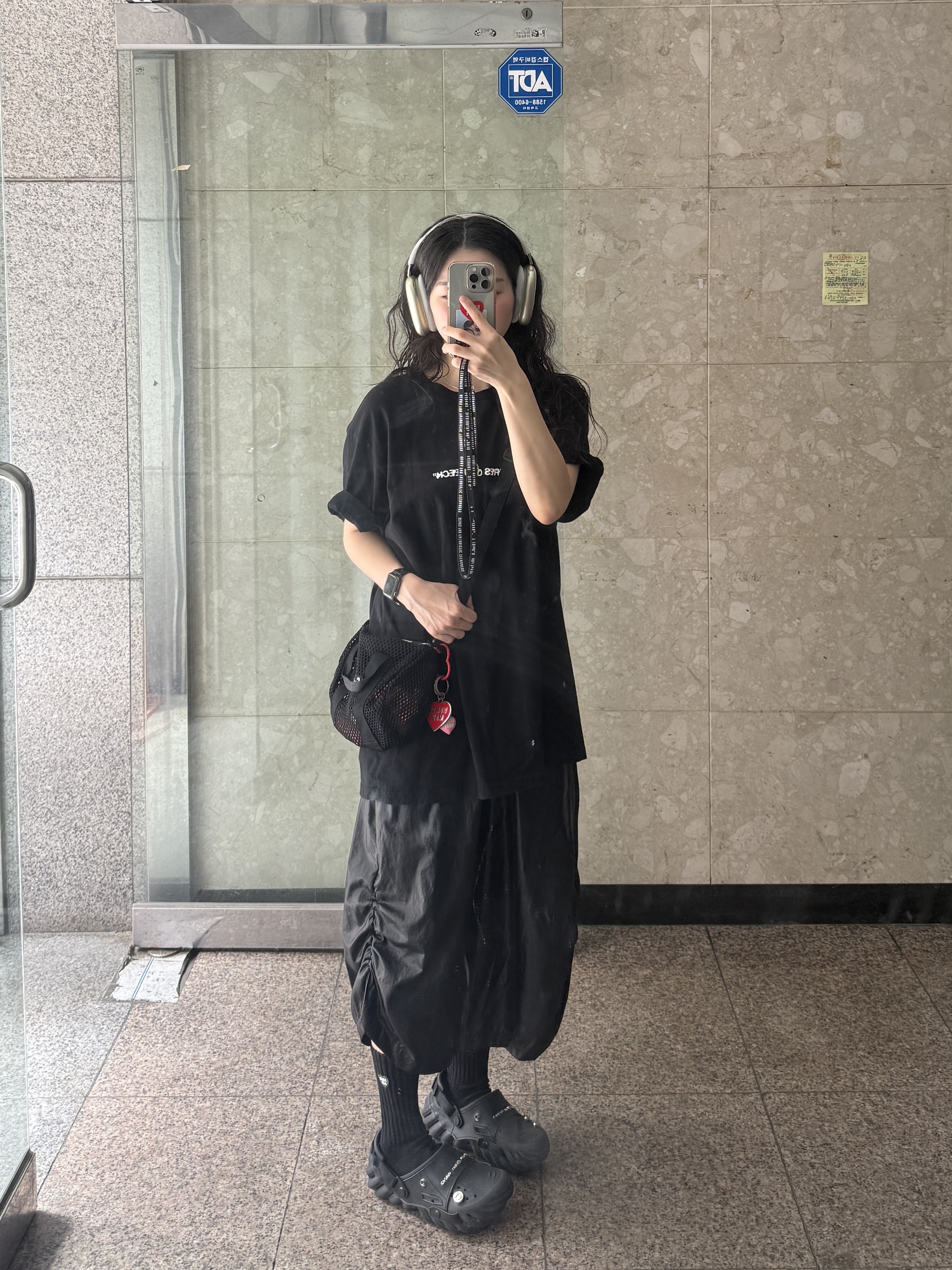 Supreme Mesh Mini Duffle Bag Black - 23SS, Off-White x Post Archive Faction Figures of Speech T-Shirt Right Black 착용 스타일 - 1