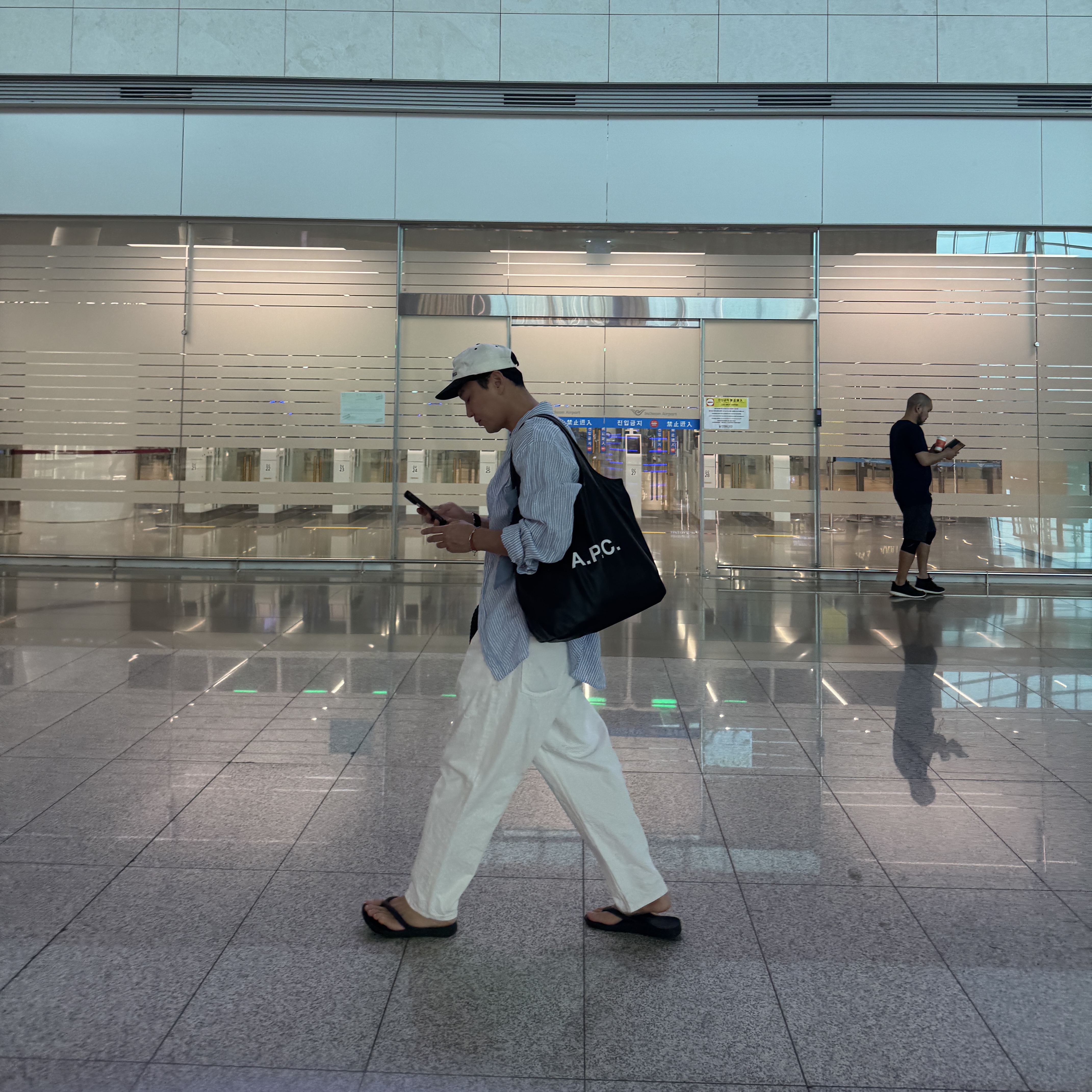 Hello Sunrise 90's Logo 6Panel Cap Ivory & Black, A.P.C. Ninon Tote Bag Black 착용 스타일 - 2