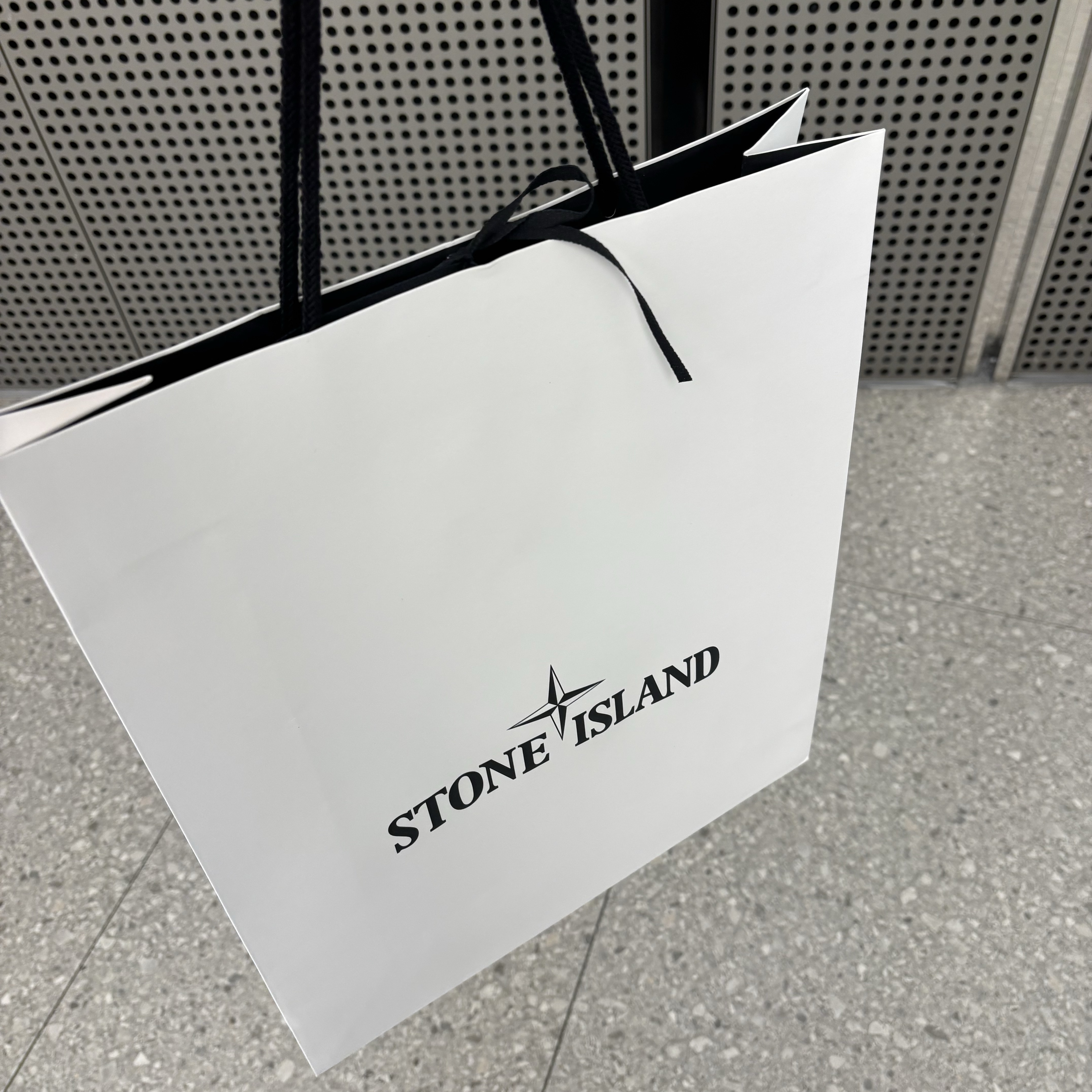 Stone Island 3100012 Panama Cotton Loose Fit Cargo Trousers with Pockets and Drawstring Cuffs Black - 25FW, New Balance 993 Made in USA Black - D Standard 착용 스타일 - 2