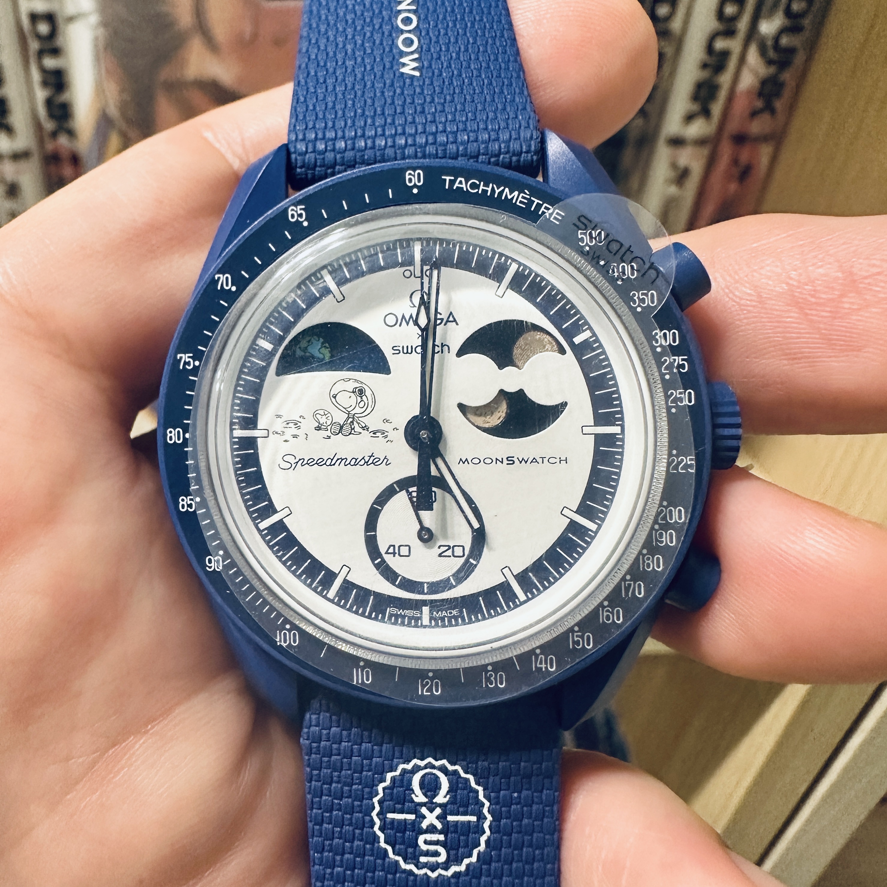 Swatch x Omega x Snoopy Bioceramic Moonswatch August's Mission To Earthphase 42mm Moonshine Gold 착용 스타일