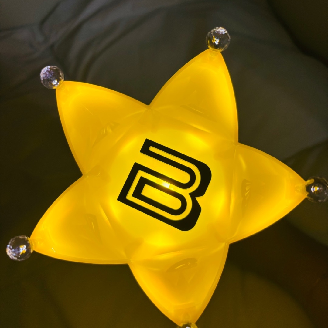 Bigbang Official Light Stick Ver.4 Black 2025, G-DRAGON Ubermensch Official Light Stick 착용 스타일 - 2