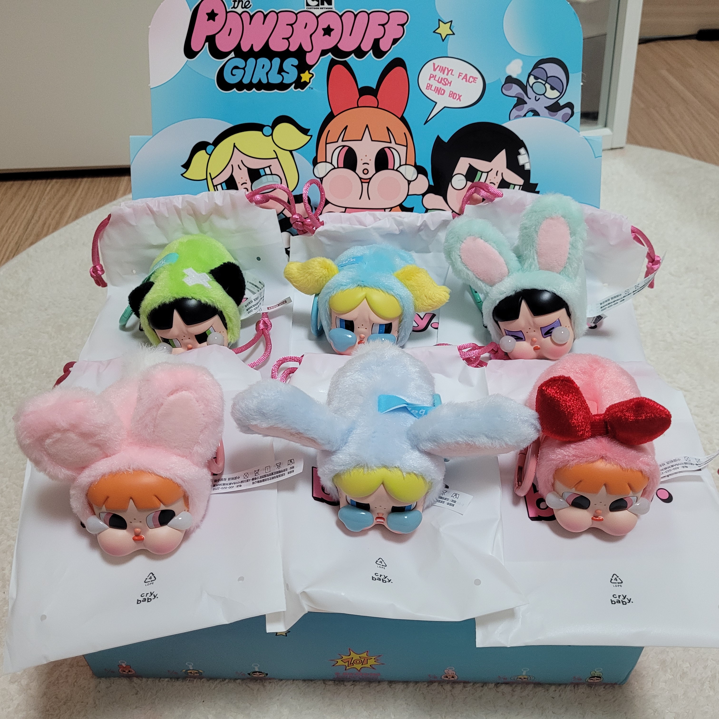 Pop Mart Crybaby x Powerpuff Girls Series Keyring Sealed Case (6 Blind Boxes) 착용 스타일