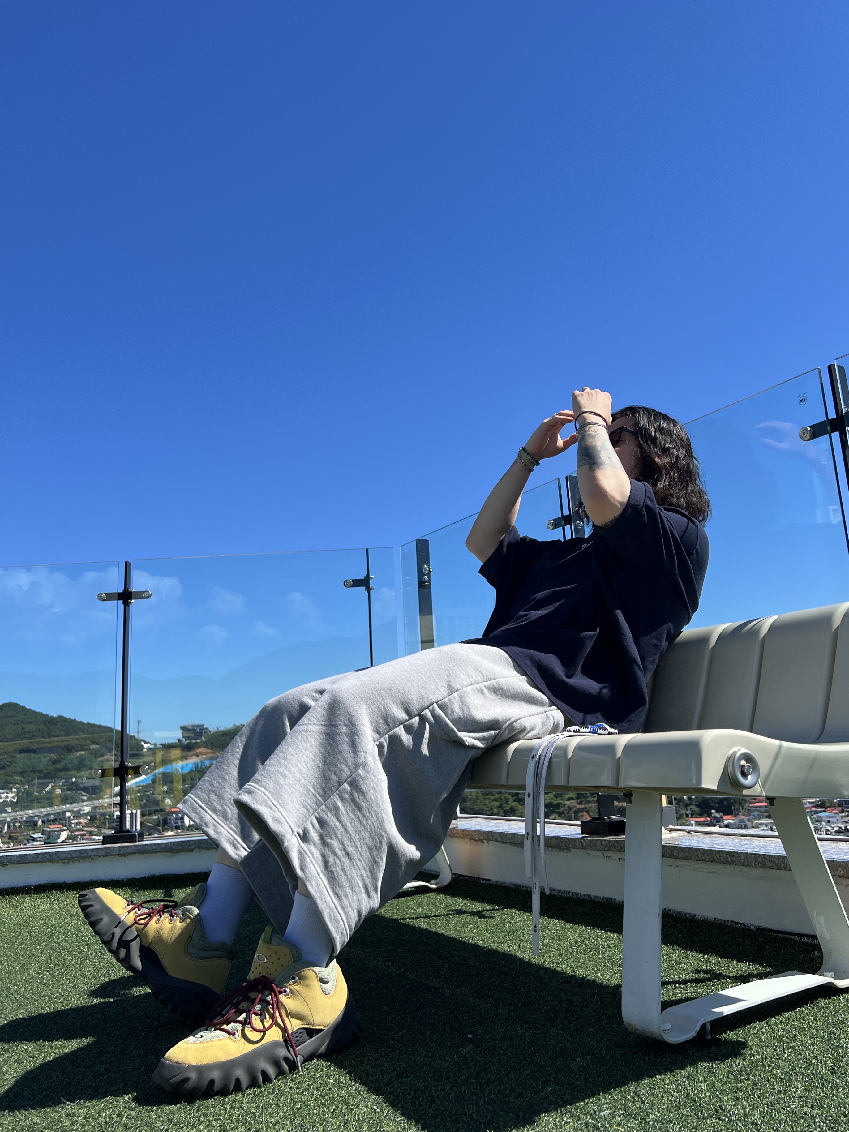 MJD Wide Carpenter Bermuda Shorts Melange Grey, MJD Oversized Polo Navy 착용 스타일 - 6