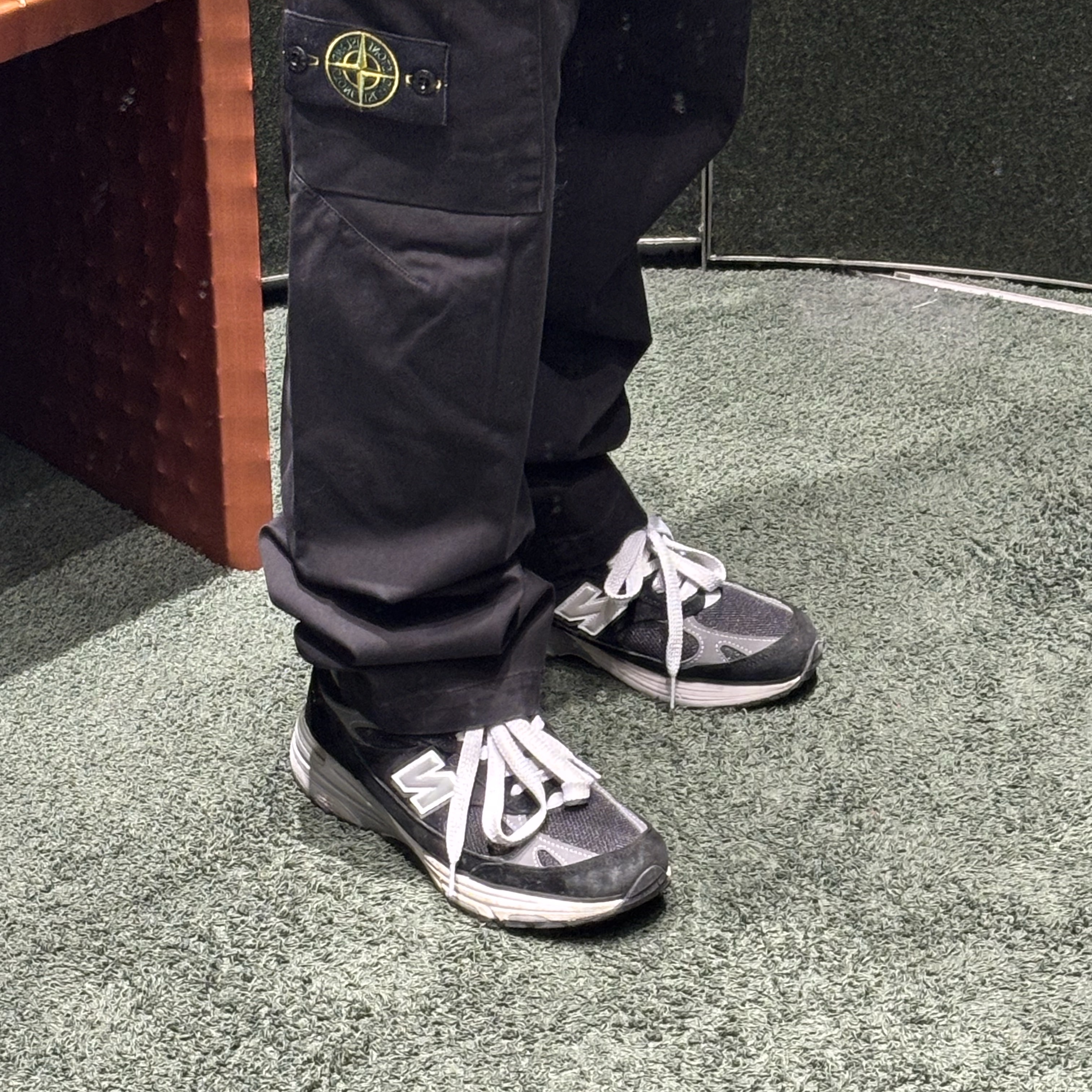 Stone Island 3100012 Panama Cotton Loose Fit Cargo Trousers with Pockets and Drawstring Cuffs Black - 25FW, New Balance 993 Made in USA Black - D Standard 착용 스타일 - 1