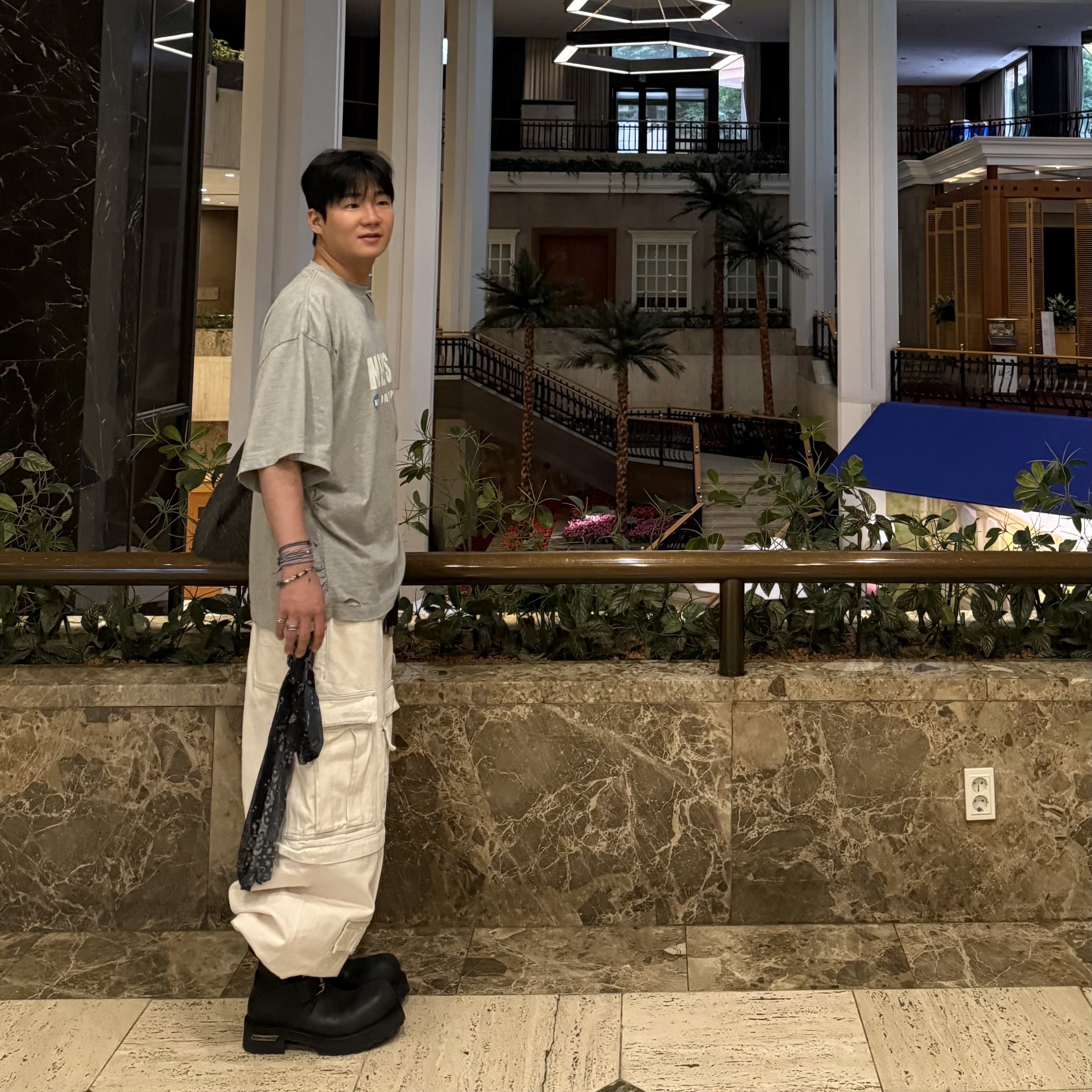 (W) Balenciaga Venom Boot Black, Nonnod Puckering News T-shirt Vintage grey 착용 스타일 - 1