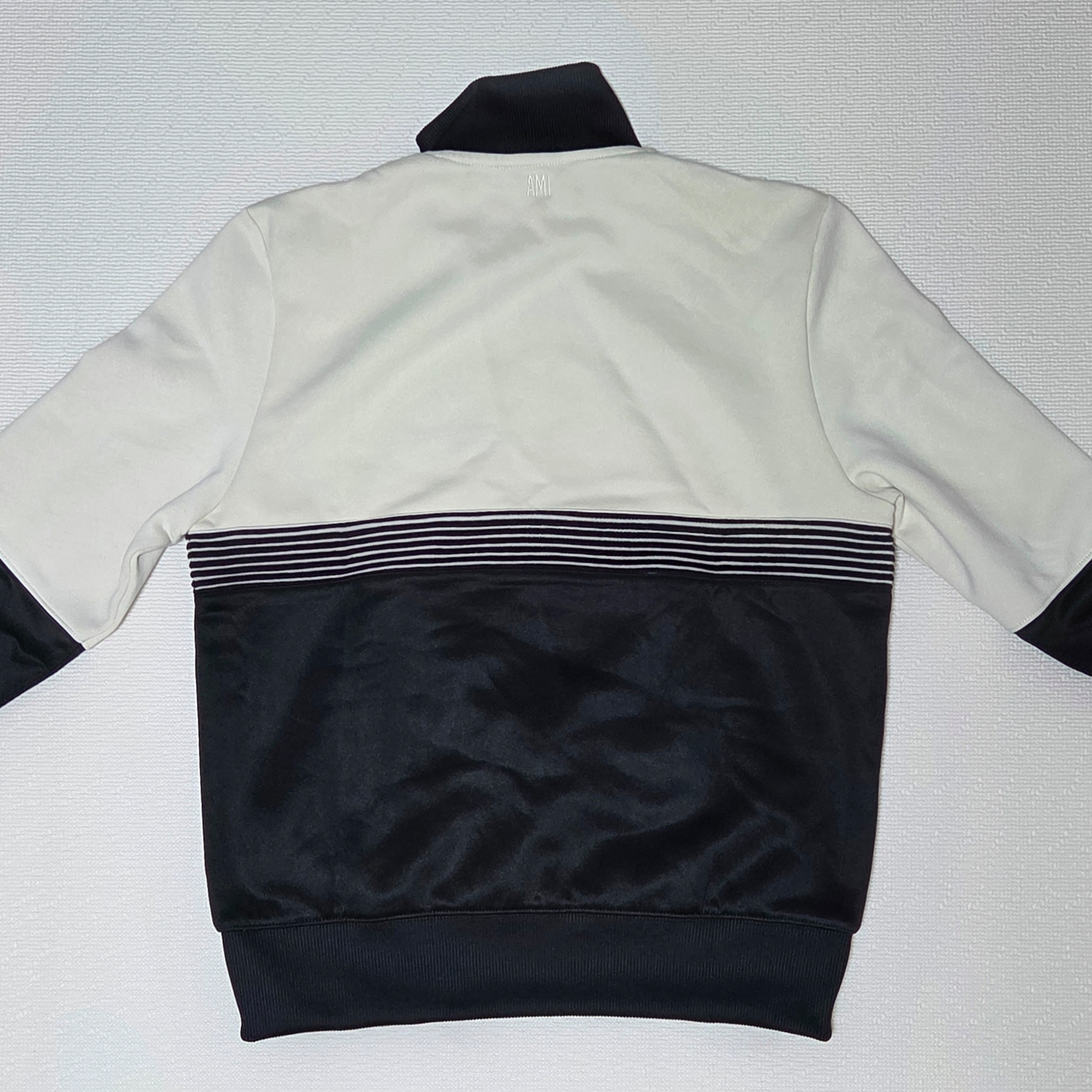 AMI de Coeur Patch Track Zipped Jacket Black Off White 착용 스타일 - 2