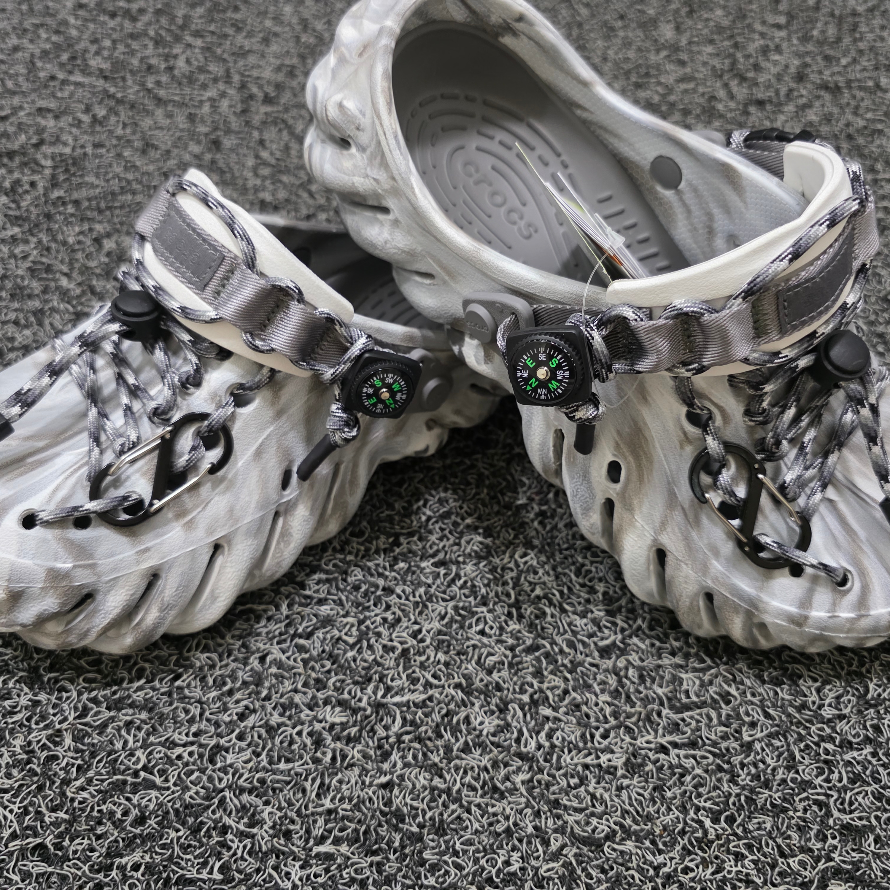 Crocs Echo Marbled Clog Moonlight Multi 착용 스타일 - 3