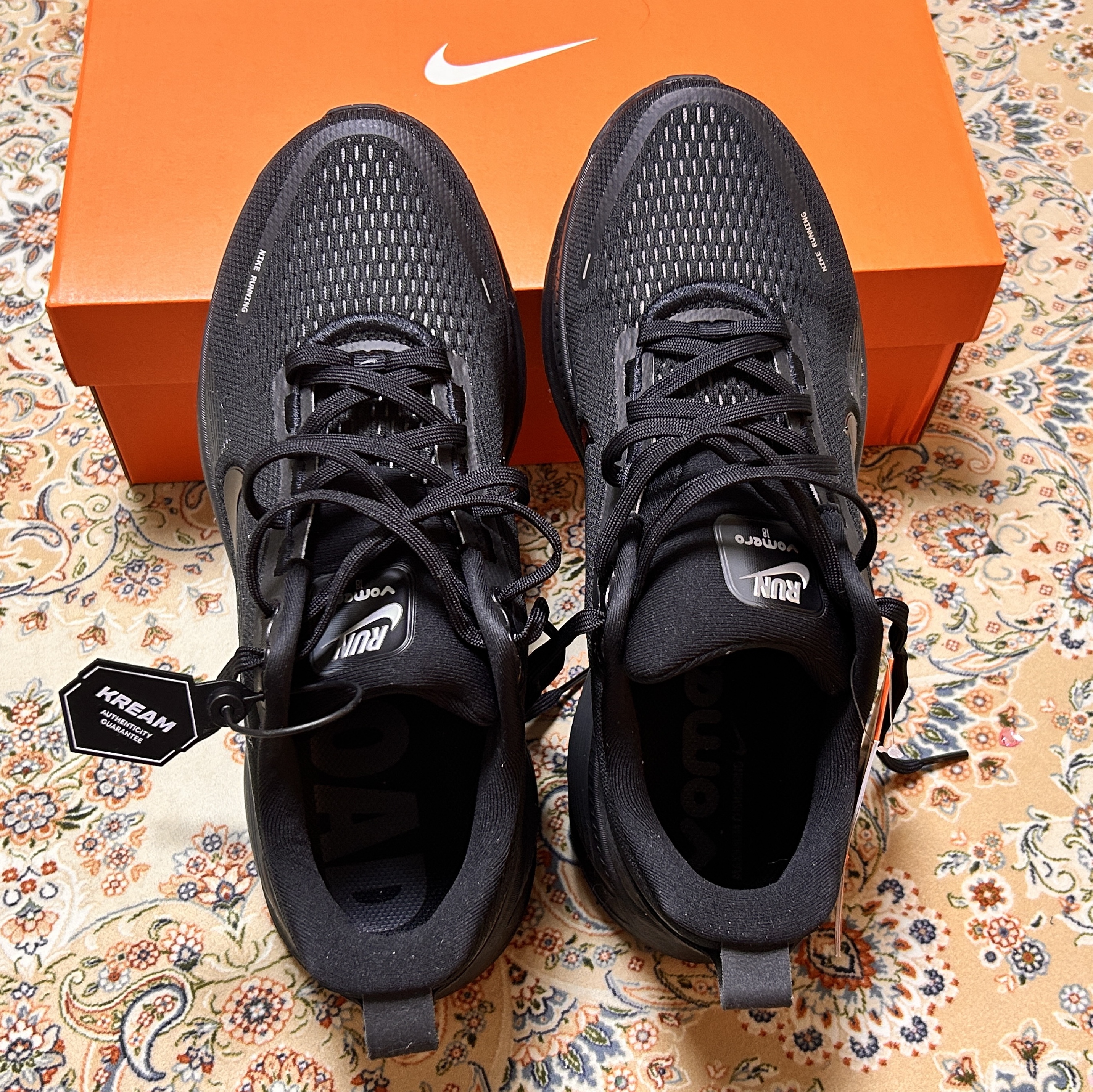 Nike Vomero 18 Black Dark Smoke Grey 착용 스타일 - 2