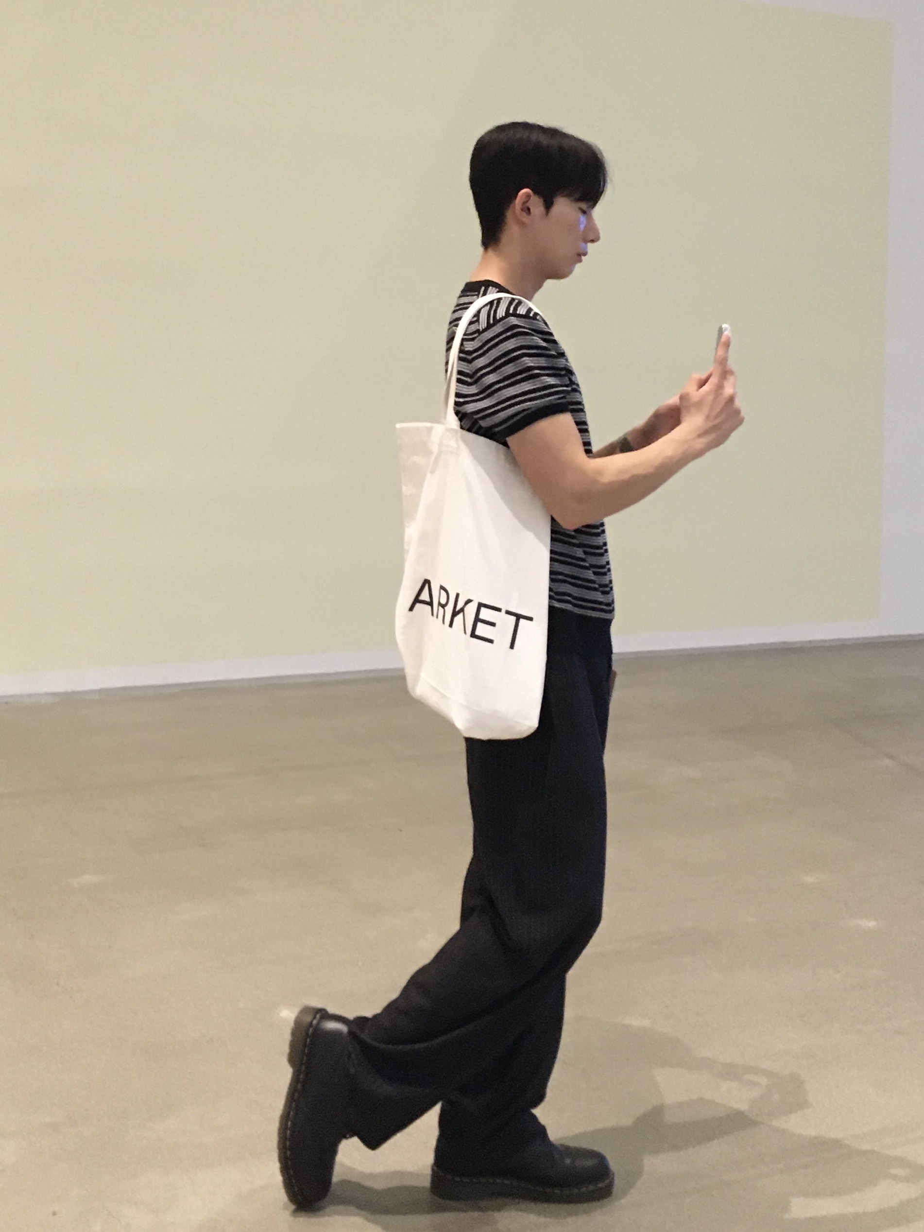 Arket Canvas Tote Bag Off White, Dr. Martens 1461 Smooth Black 착용 스타일 - 3