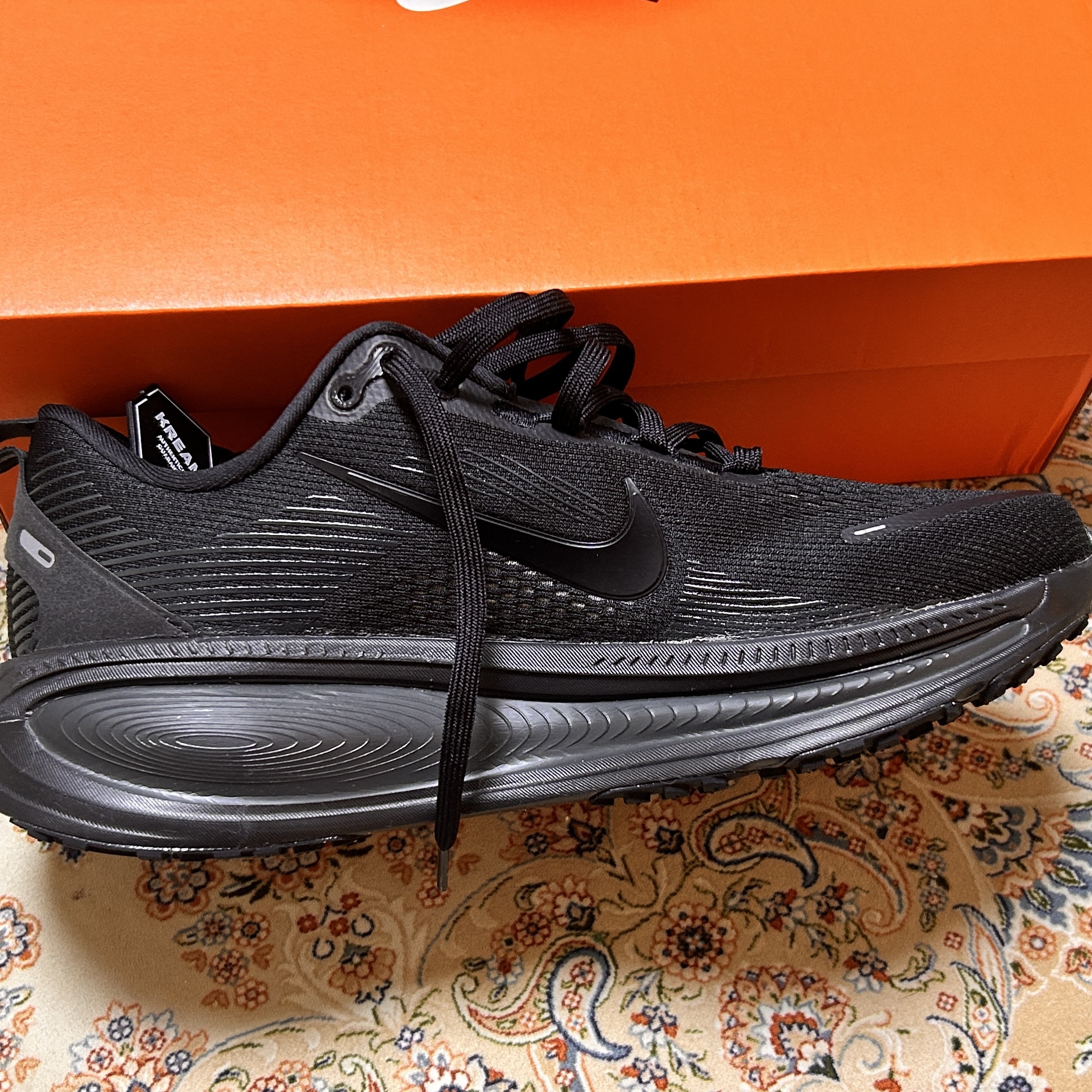 Nike Vomero 18 Black Dark Smoke Grey 착용 스타일 - 3