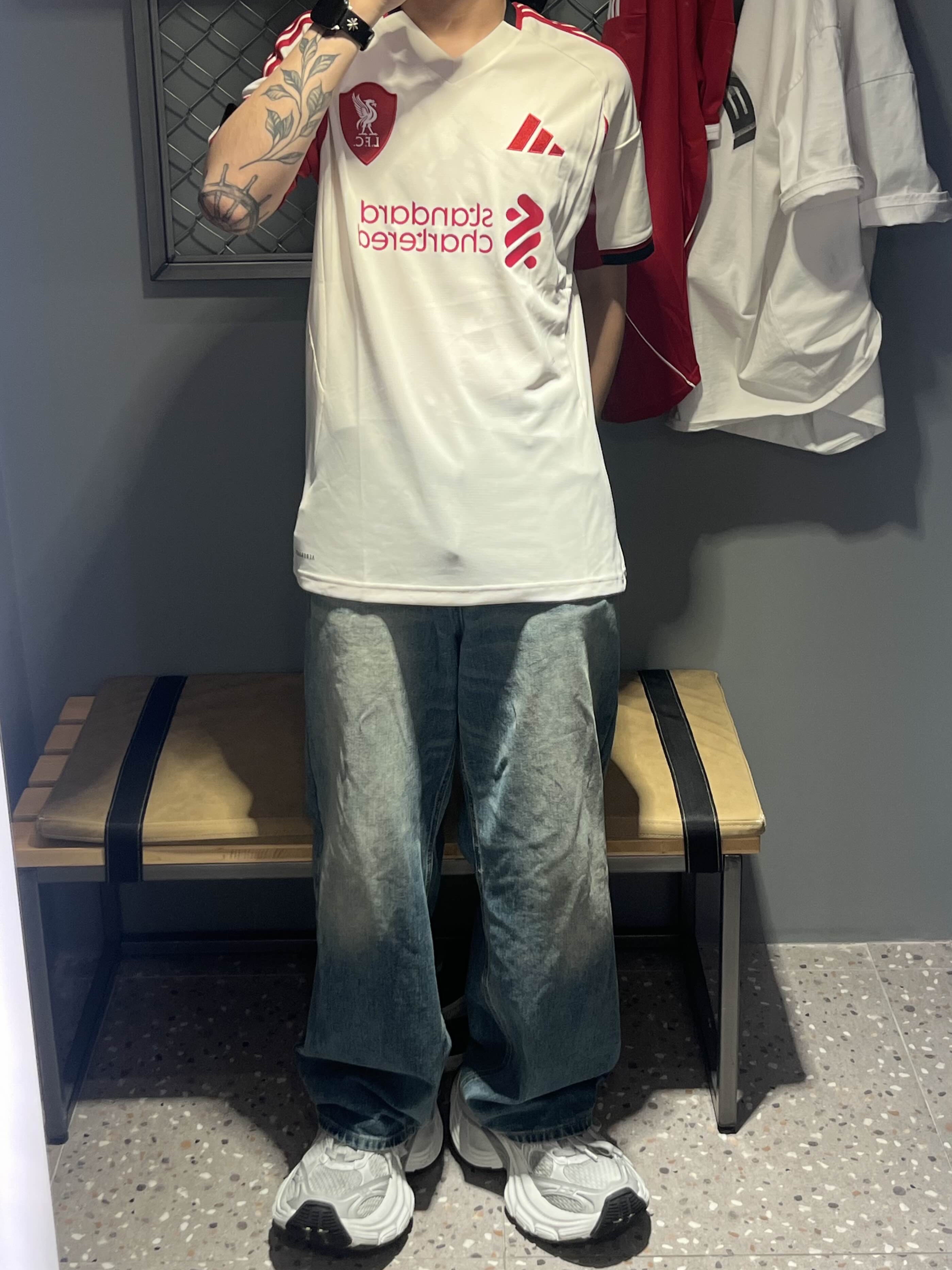 Adidas Liverpool FC 2025/26 Away Jersey Wonder White - KR Sizing (Non Marking Ver.), Balenciaga 10XL Sneakers White Grey Silver Black 착용 스타일