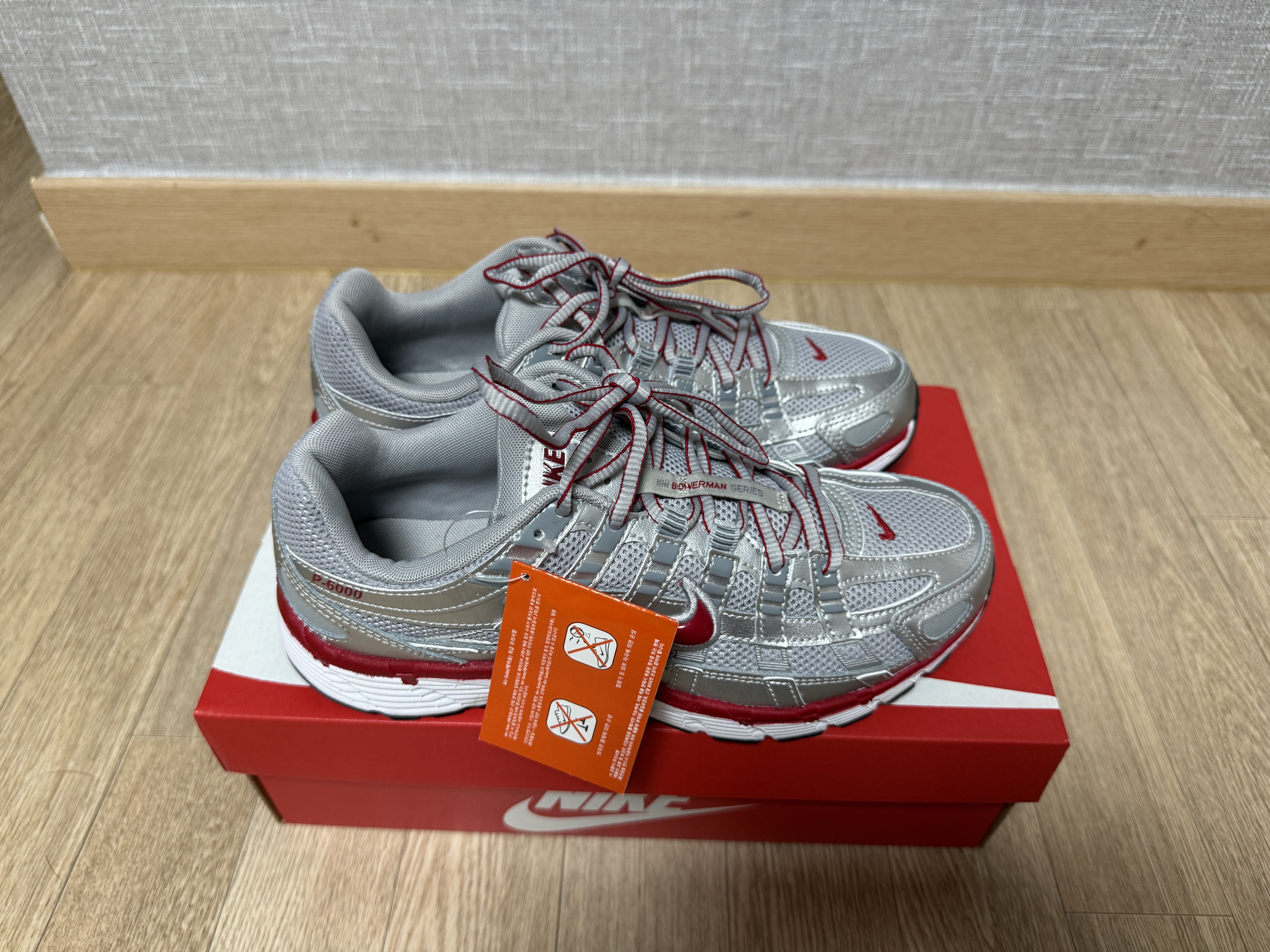 Nike Zoom Vomero 5 Platinum Tint Photon Dust, Nike P-6000 Metallic Silver Gym Red 착용 스타일 - 2
