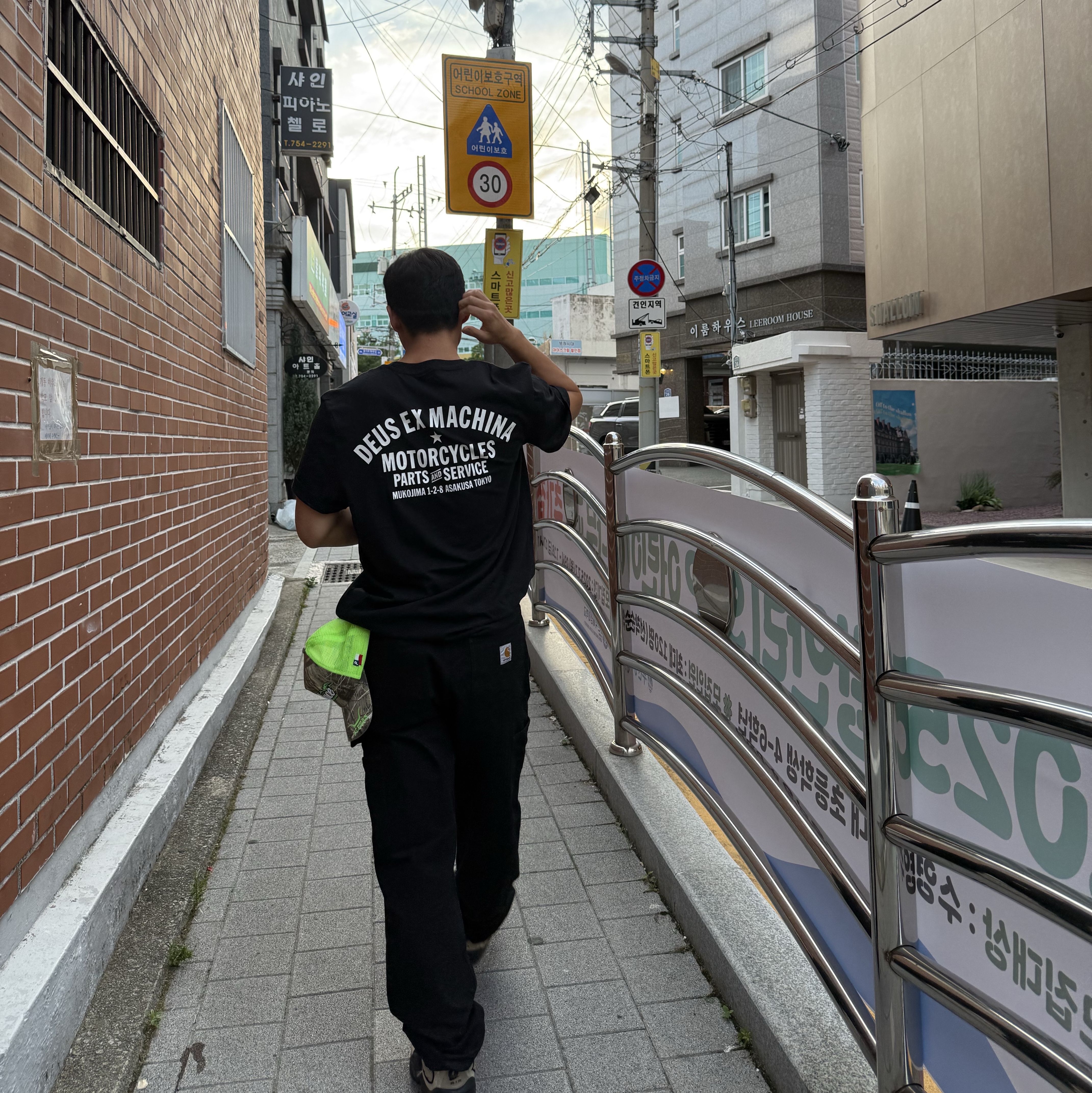 Deus Ex Machina Tokyo Asakusa Address T-Shirt Black 착용 스타일