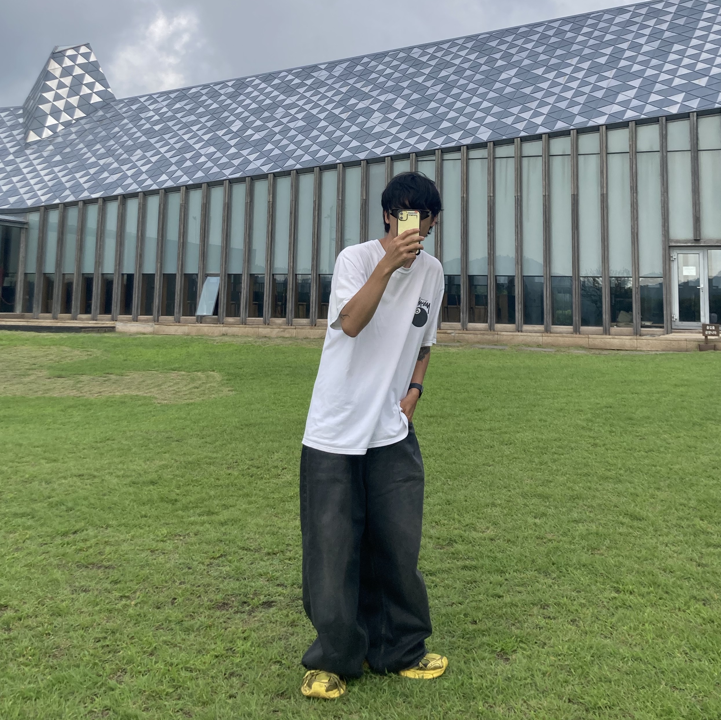 Stussy 8 Ball T-Shirt White, Balenciaga 3XL Sneakers Yellow Black 착용 스타일 - 2