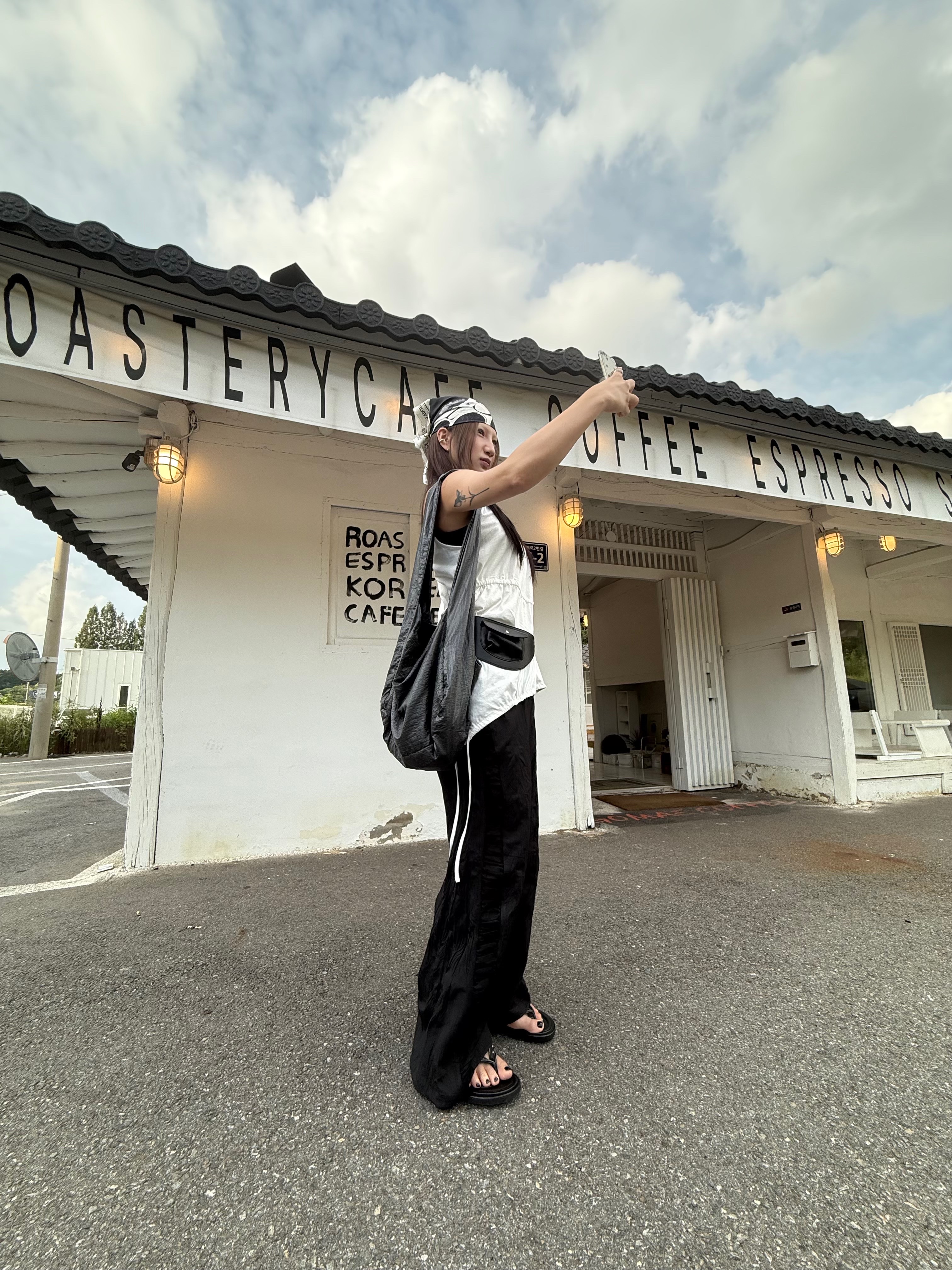 GIMMETHEYOUNG G_sheer Shirring Texture Pants  Black 착용 스타일