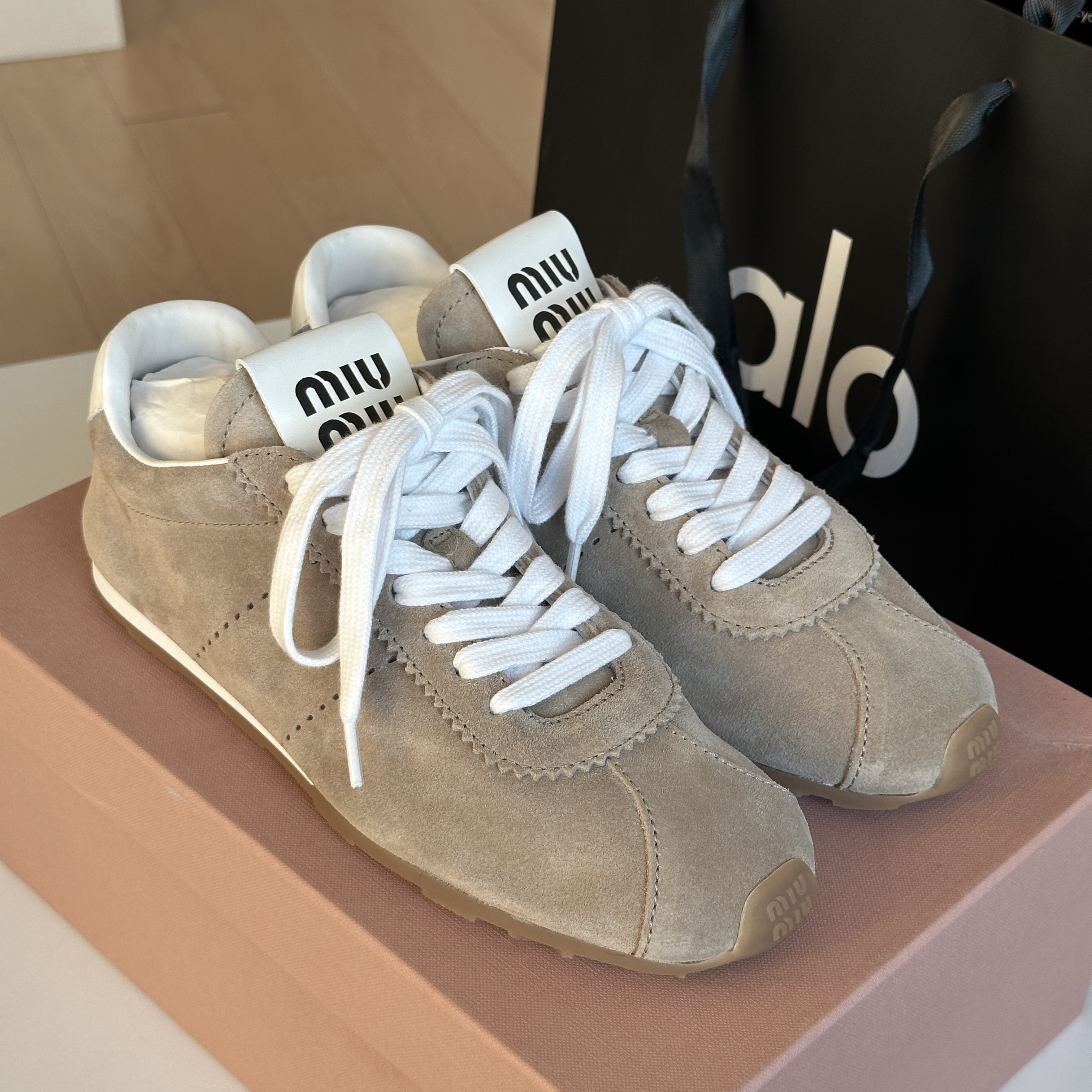 (W) Miu Miu Plume Suede Sneakers Desert Beige 착용 스타일 - 2