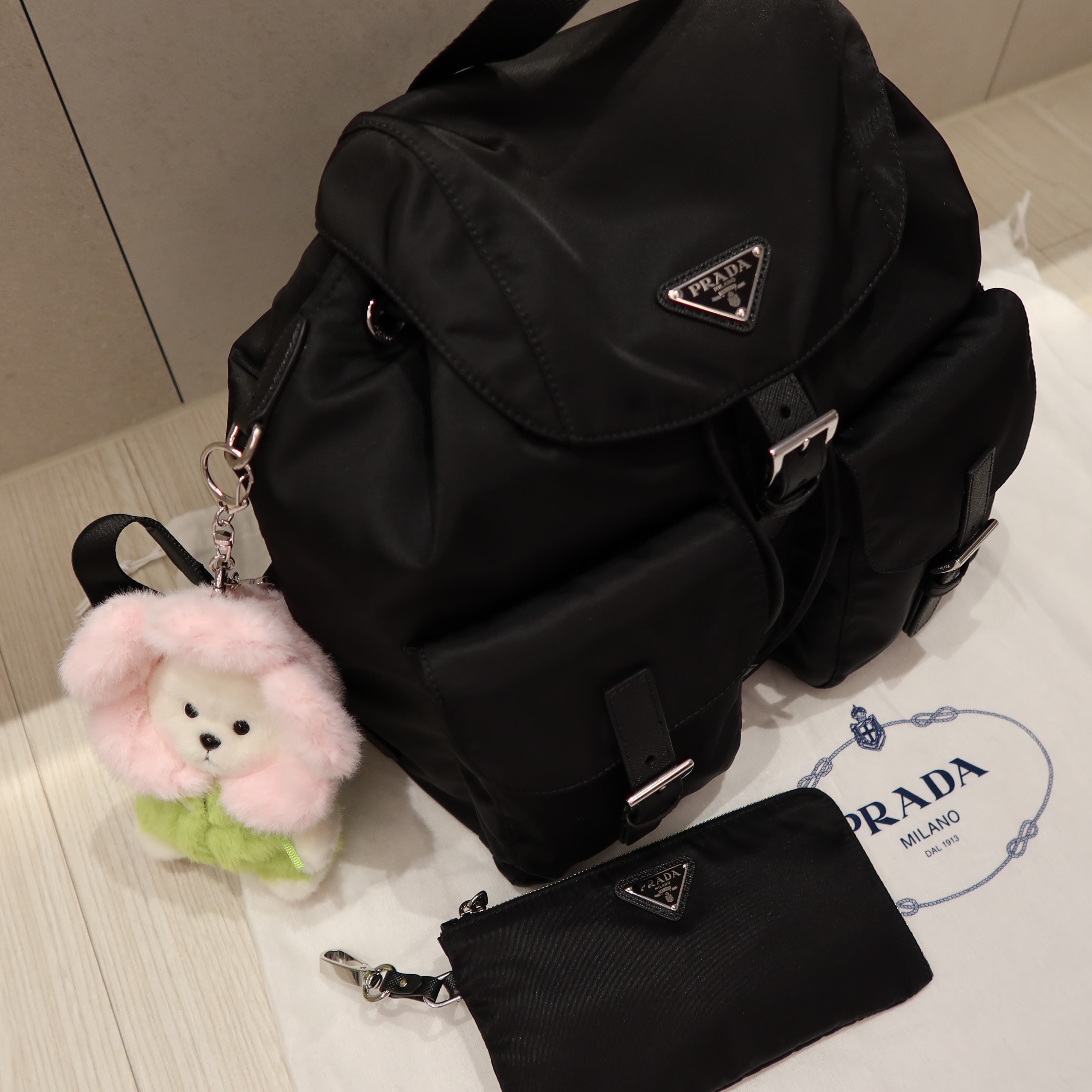 Prada Re-Nylon Medium Backpack Black 착용 스타일