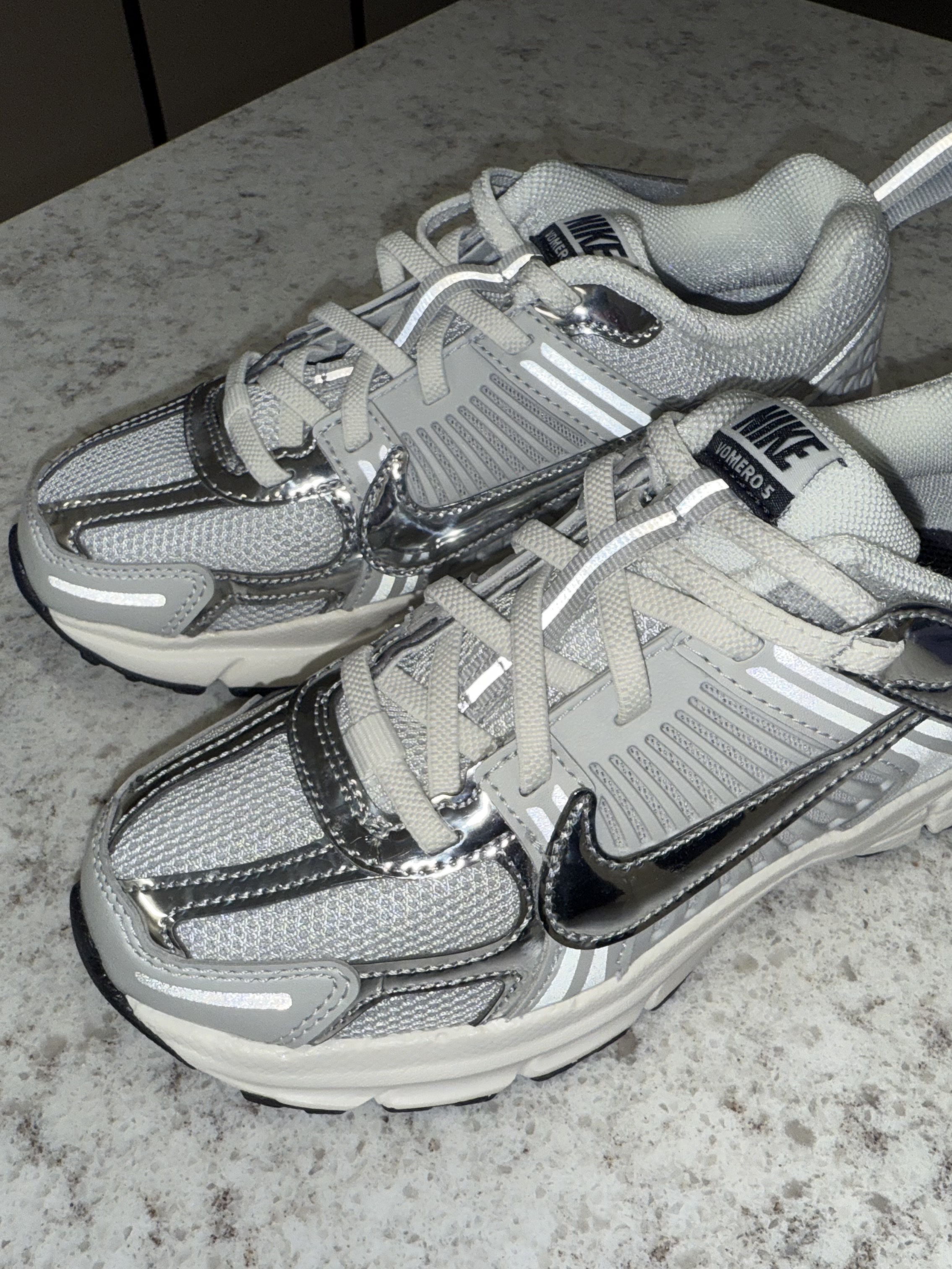(PS) Nike Vomero 5 Photon Dust Gridiron, Alex Zono I Dig Running Trucker Hat OG Brown 착용 스타일 - 10