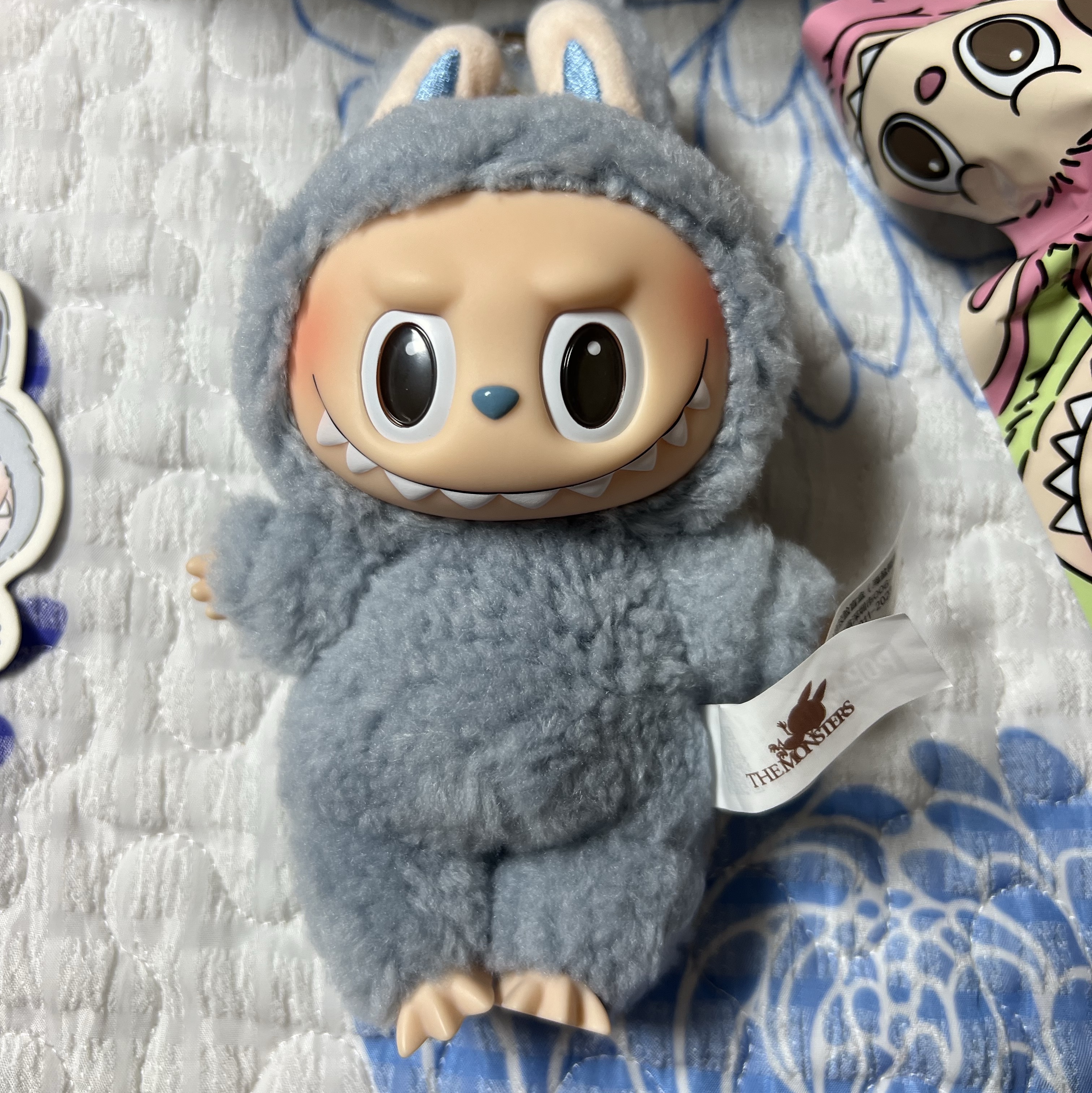 Pop Mart Labubu The Monsters Labubu Tasty Macarons Series Sea Salt Coconut Keyring 착용 스타일