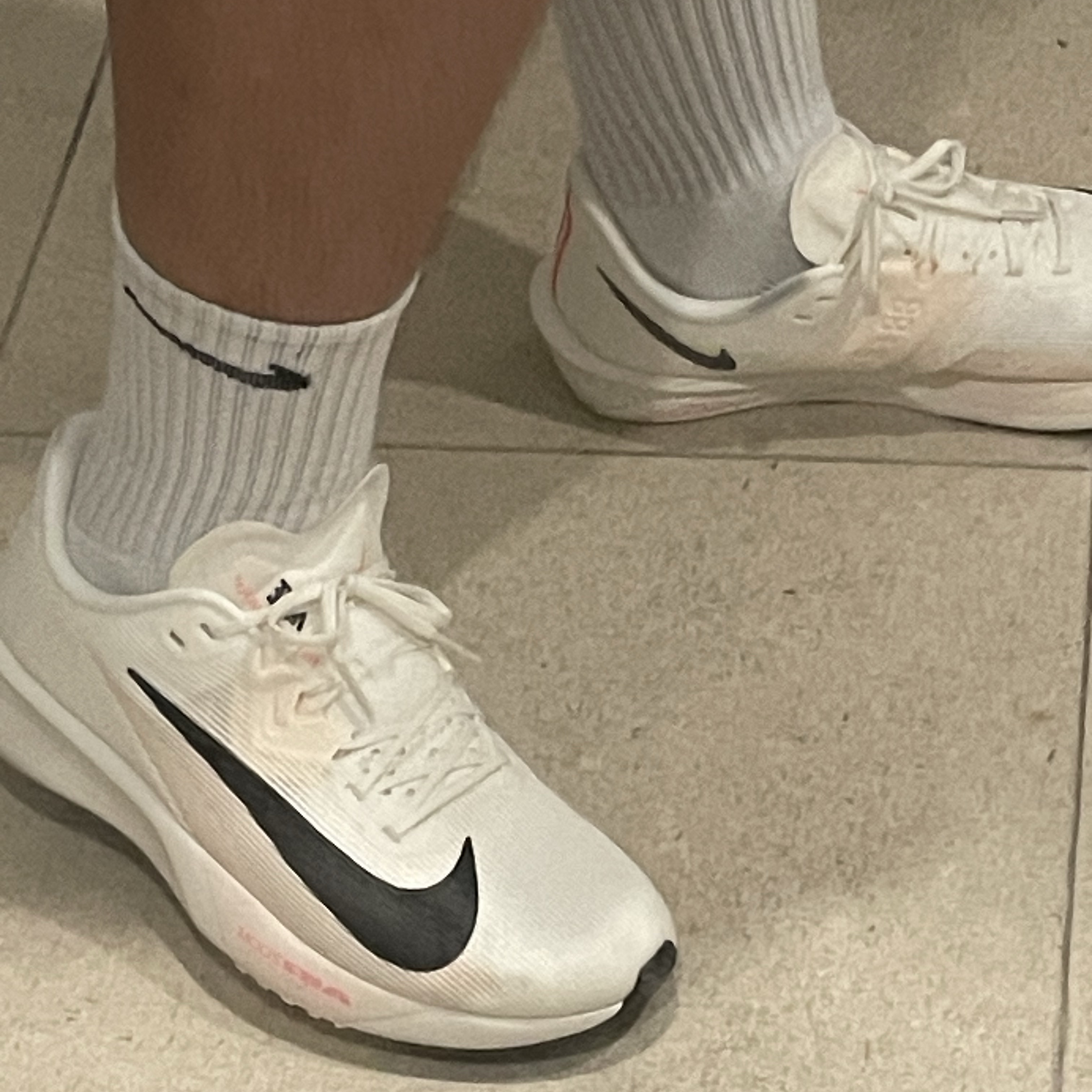 Nike Air Zoom Rival Fly 4 Sail Pale Ivory, Nike Everyday Lightweight Training Crew Socks White (3 Pack/Korean Ver.) 착용 스타일 - 1