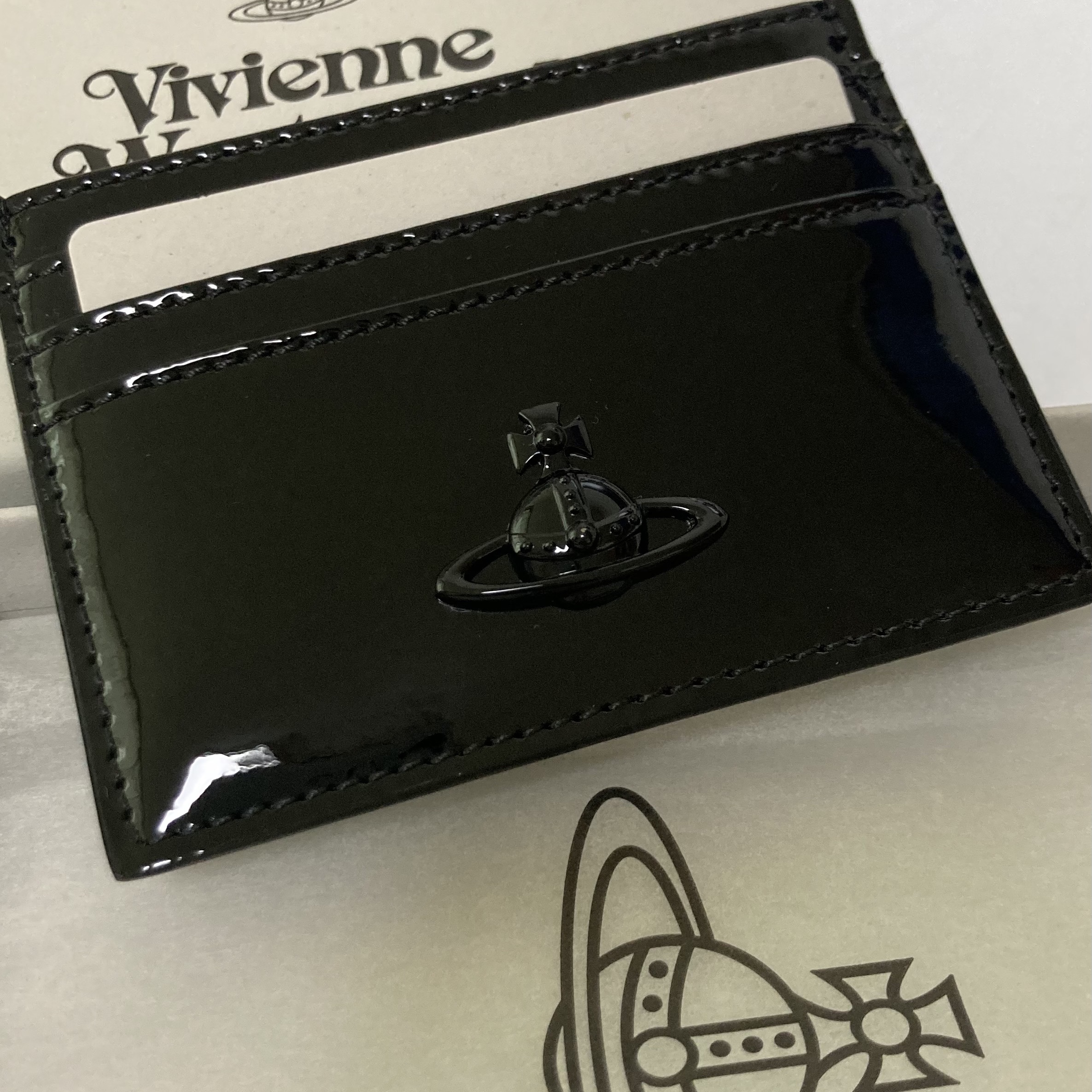 Vivienne Westwood Flat Card Holder Black Enamel Orb 착용 스타일
