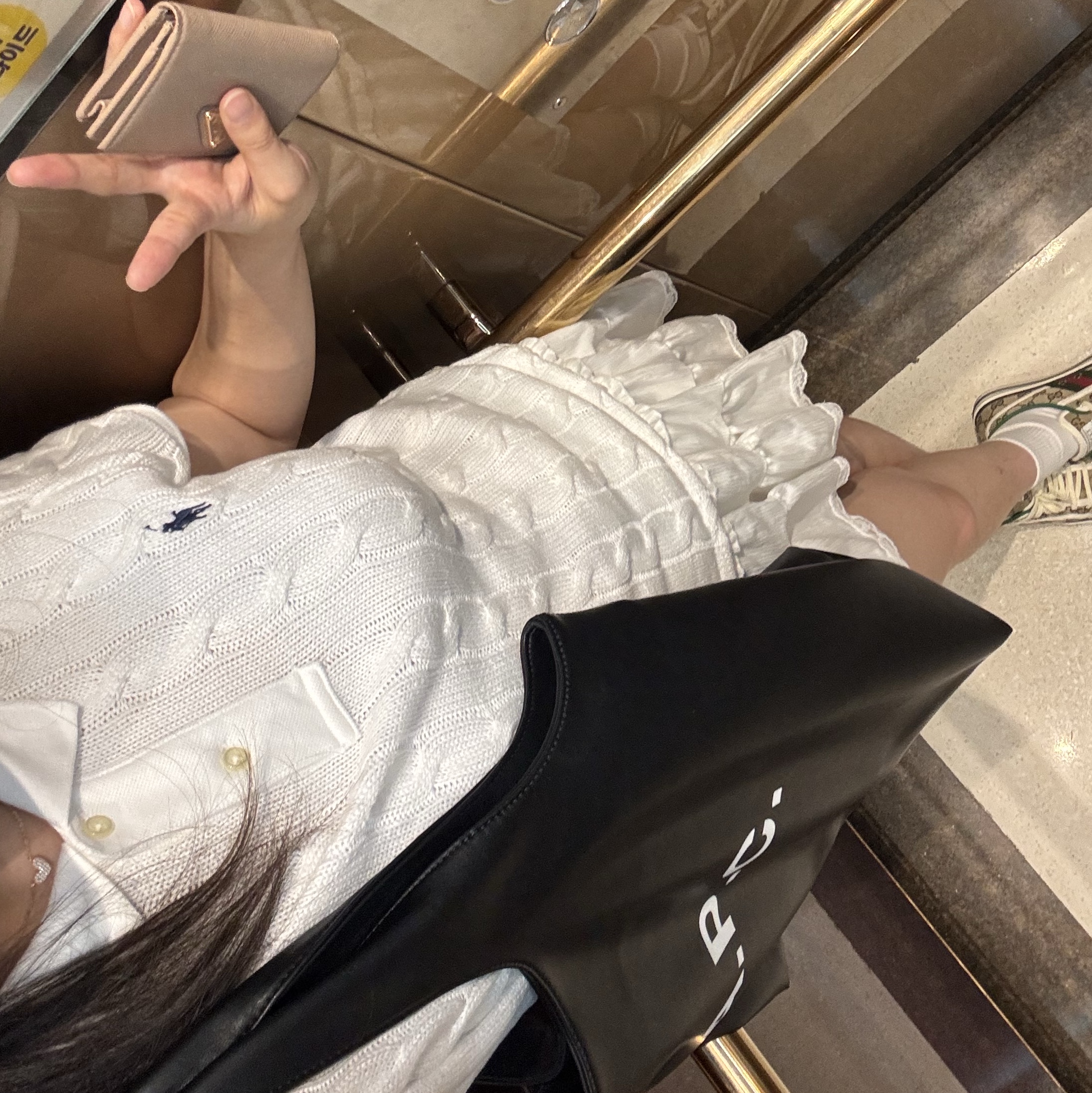 A.P.C. Ninon Tote Bag Black, Prada Saffiano Leather Card Holder Powder Pink 착용 스타일