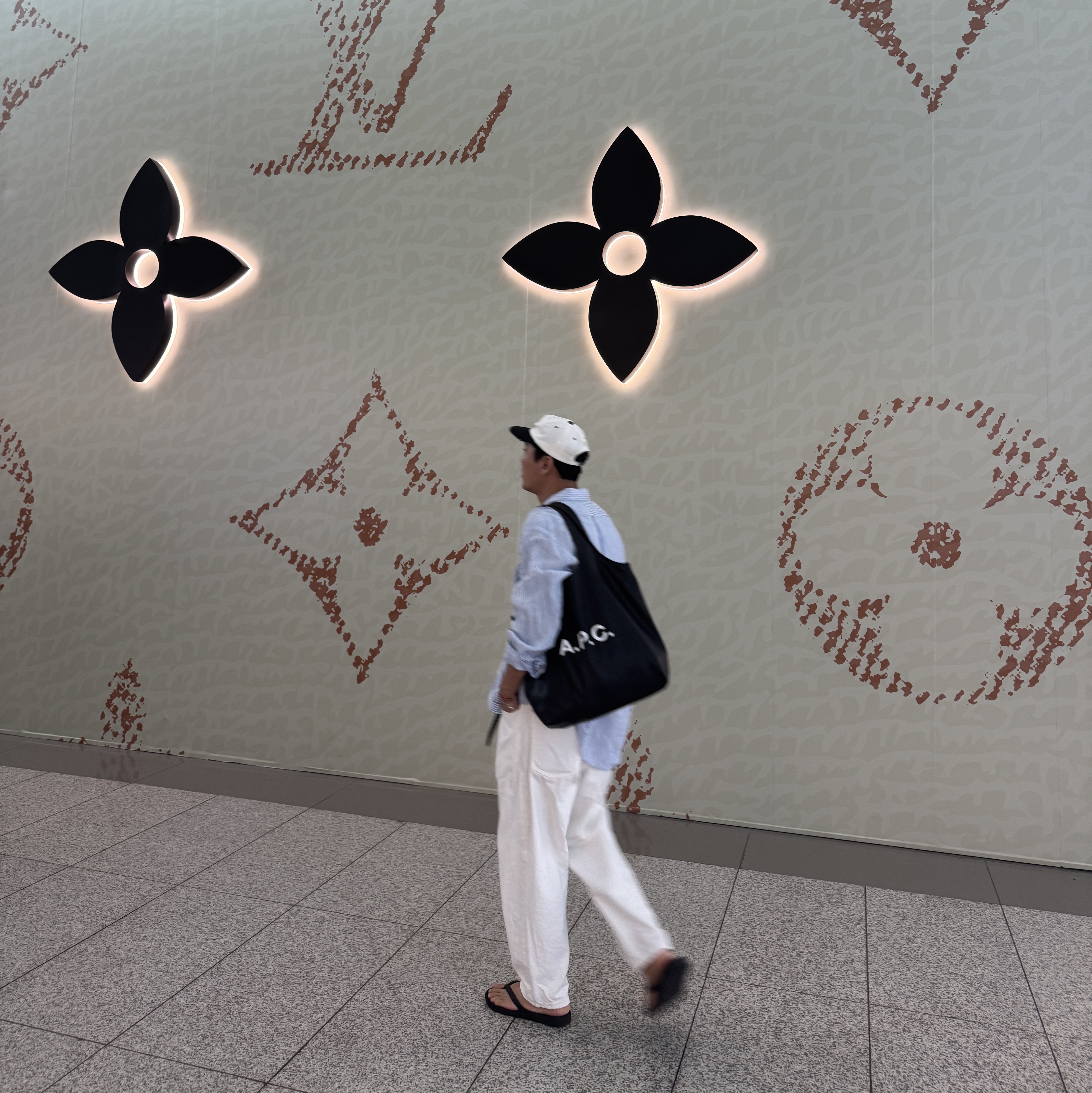 Hello Sunrise 90's Logo 6Panel Cap Ivory & Black, A.P.C. Ninon Tote Bag Black 착용 스타일 - 3