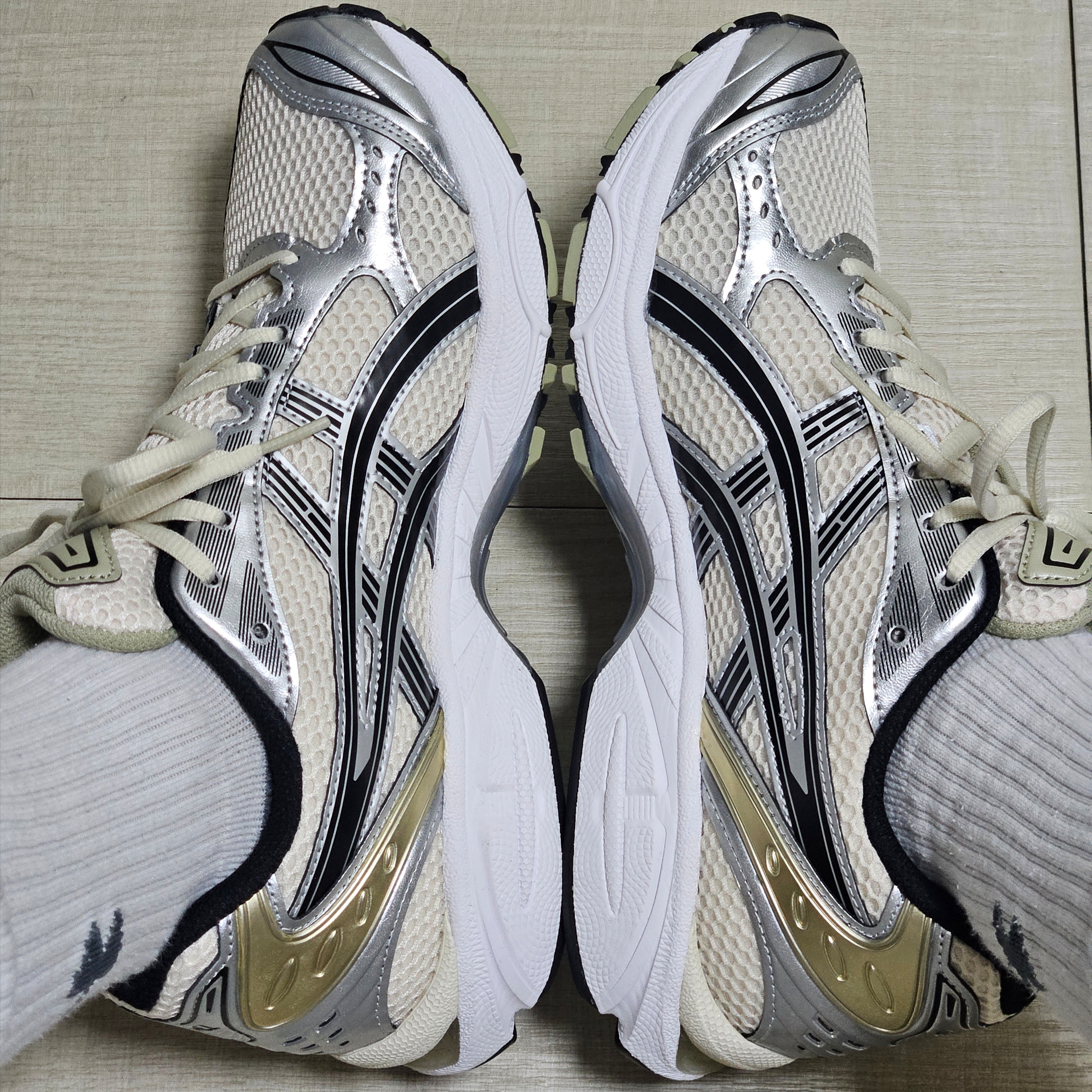 Asics Gel-Kayano 14 Birch Pure Silver 착용 스타일 - 4