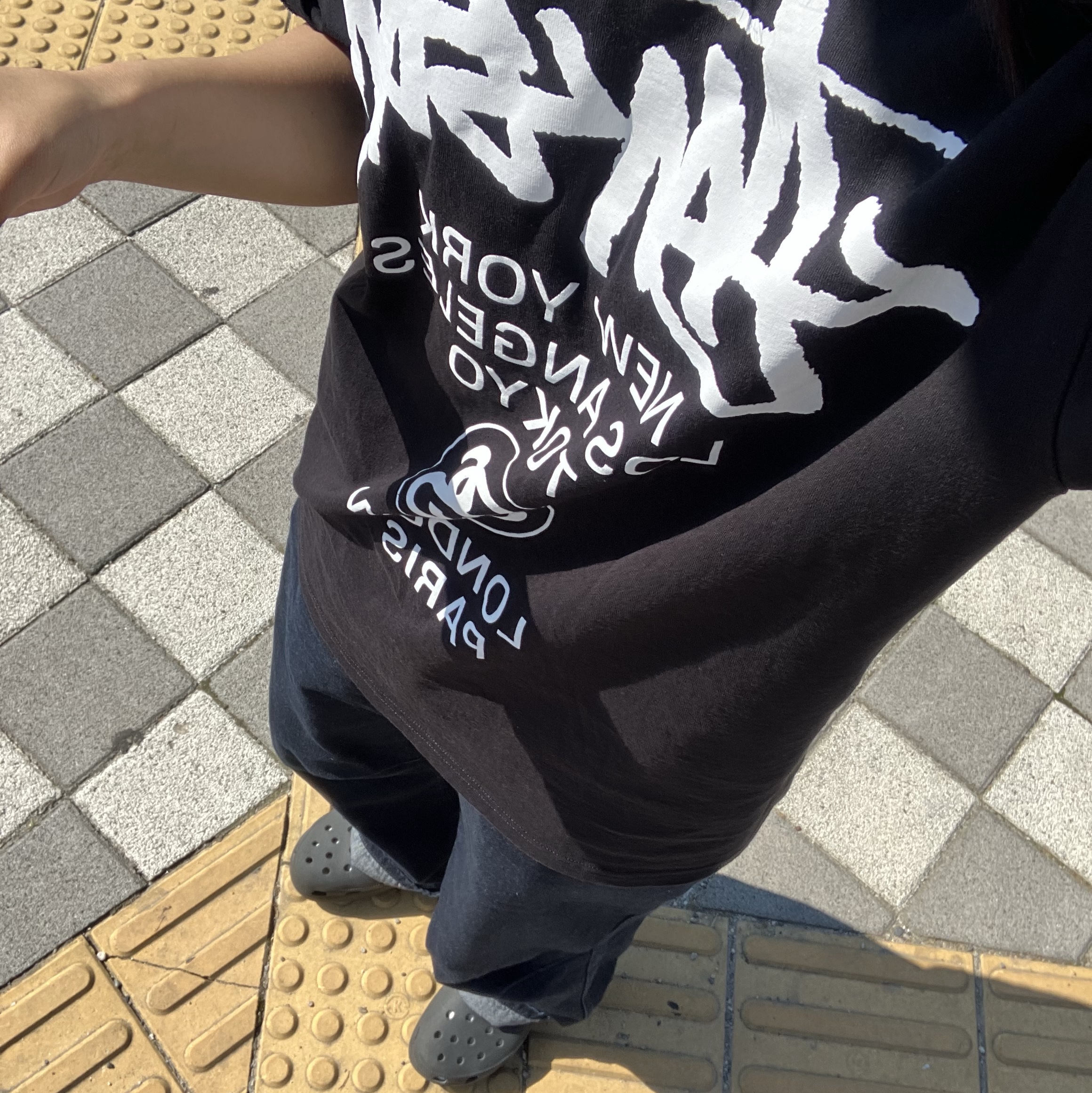 Stussy World Tour T-Shirt Black 2024,2025 착용 스타일 - 2