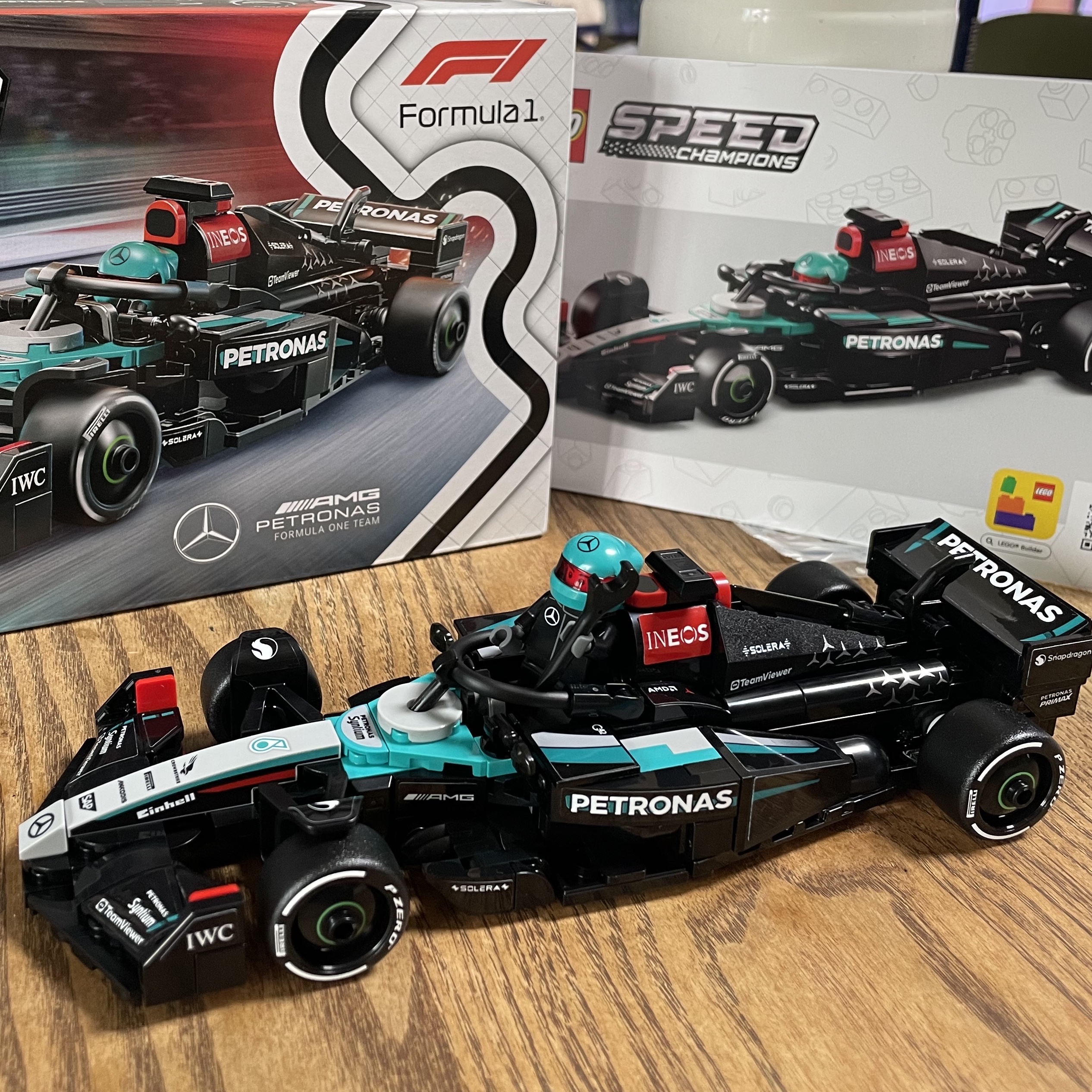 Lego Speed Champions Mercedes-AMG F1 W15 Race Car 착용 스타일