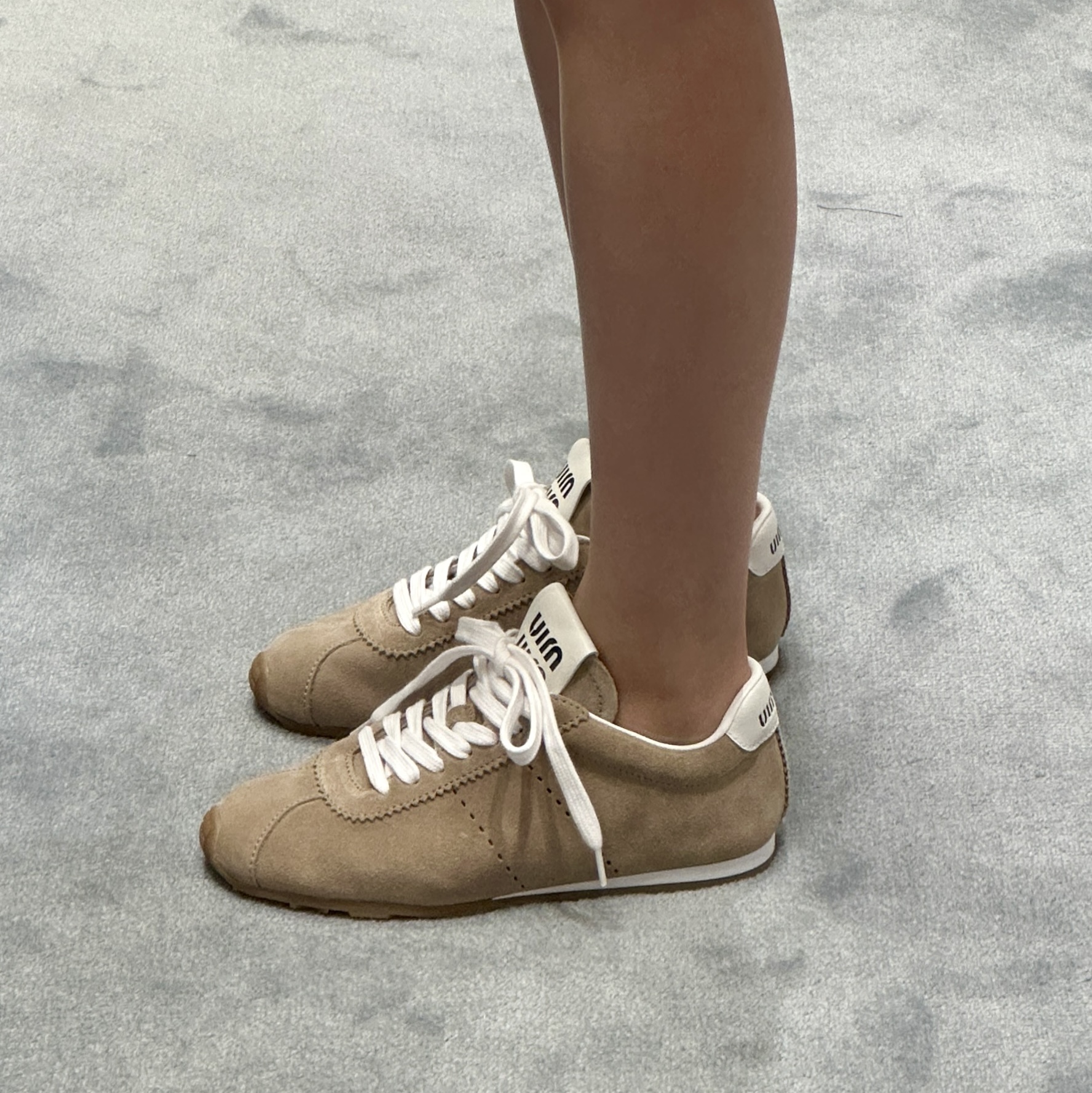 (W) Miu Miu Plume Suede Sneakers Desert Beige 착용 스타일 - 1