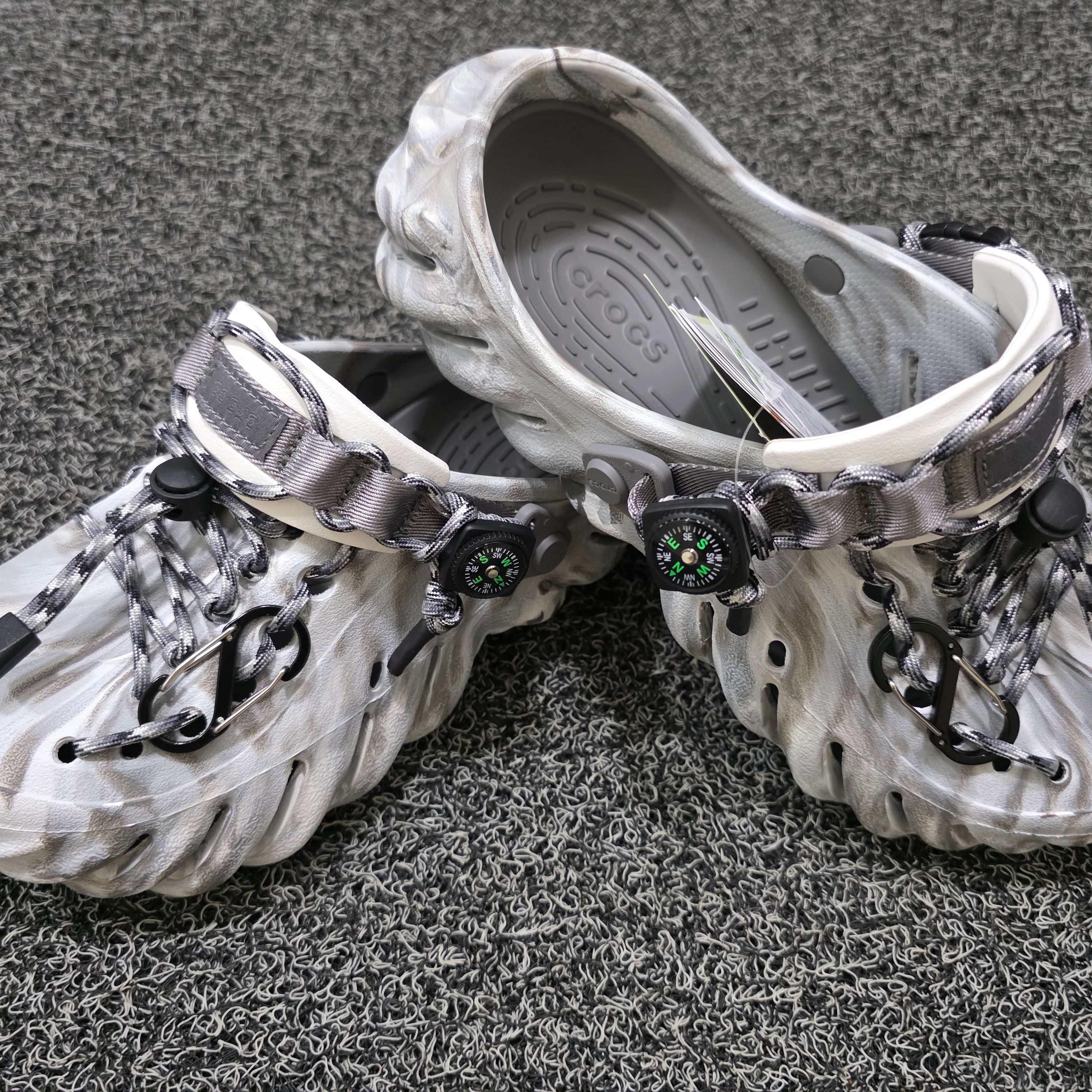 Crocs Echo Marbled Clog Moonlight Multi 착용 스타일 - 2