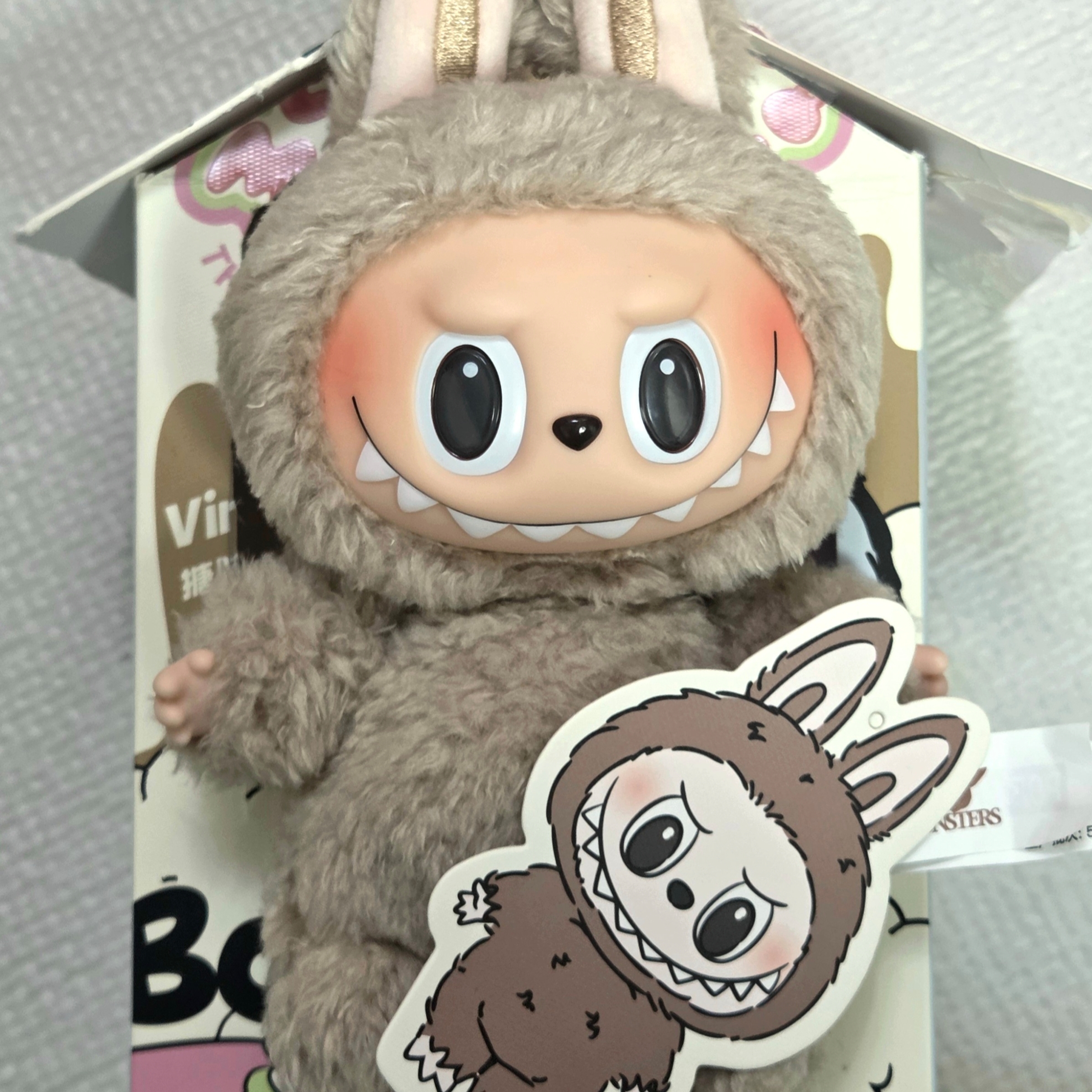 Pop Mart Labubu The Monsters Labubu Tasty Macarons Series Toffe Keyring 착용 스타일