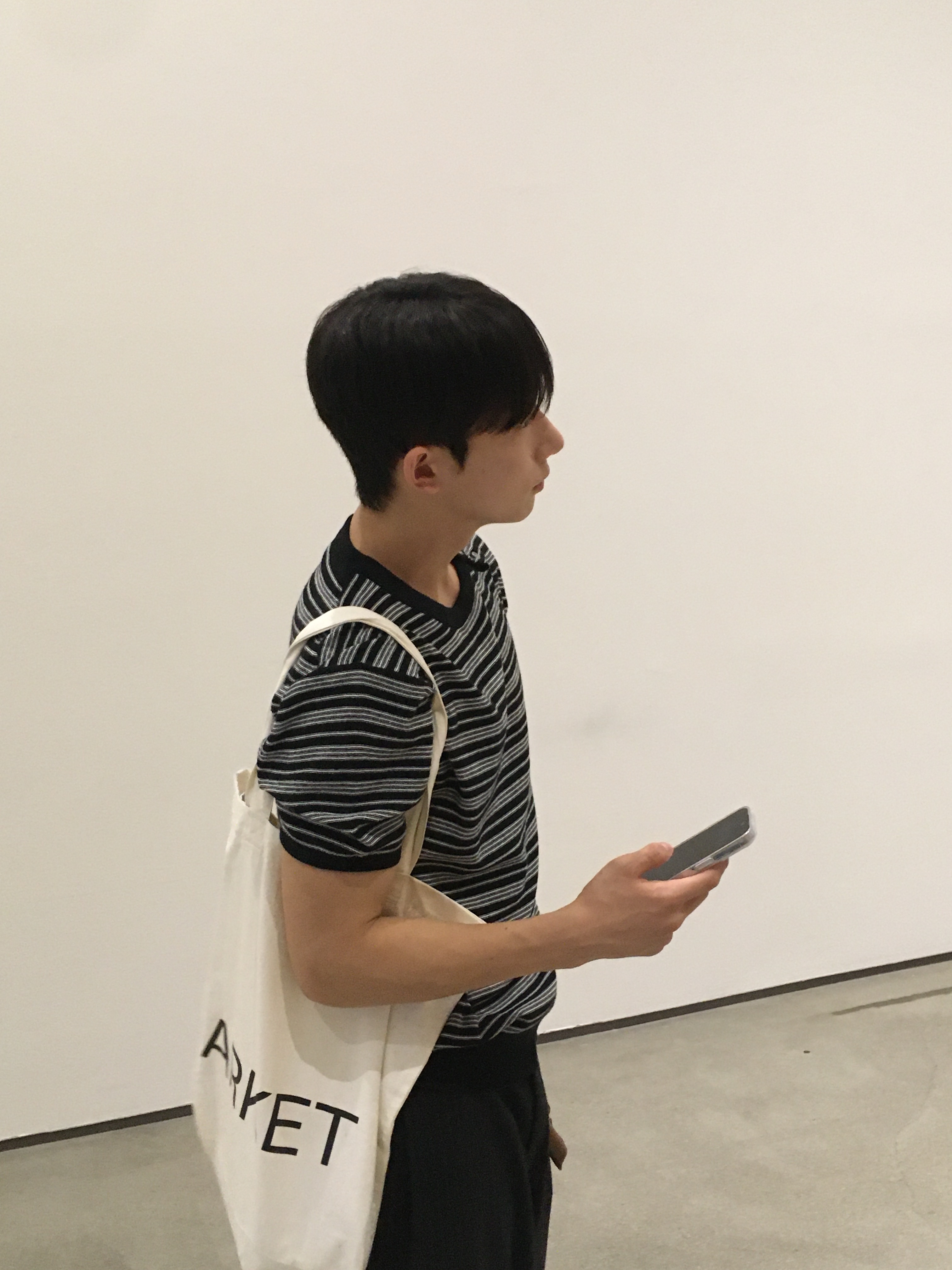 Arket Canvas Tote Bag Off White, Dr. Martens 1461 Smooth Black 착용 스타일 - 1