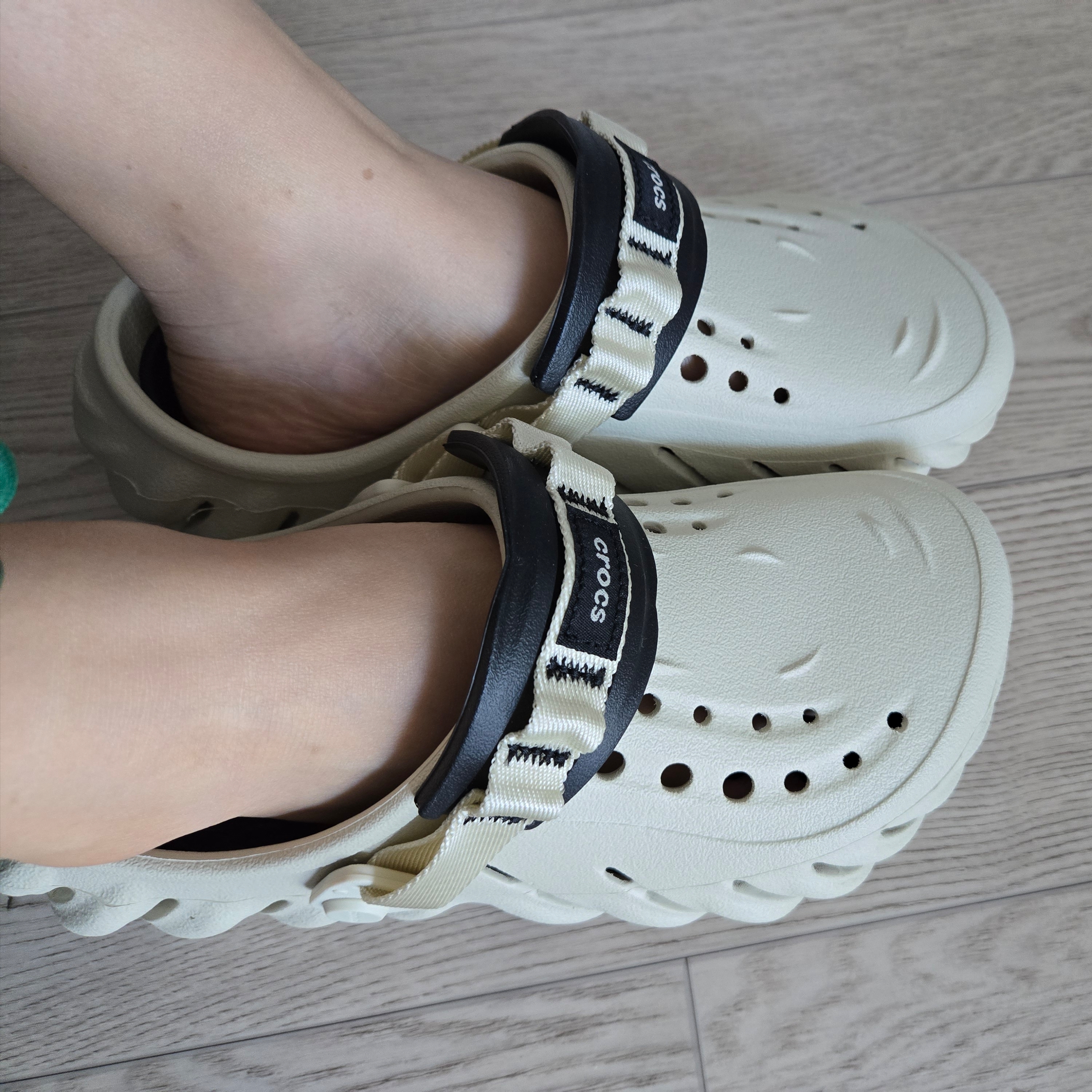 Crocs Echo Clog Bone Black 착용 스타일