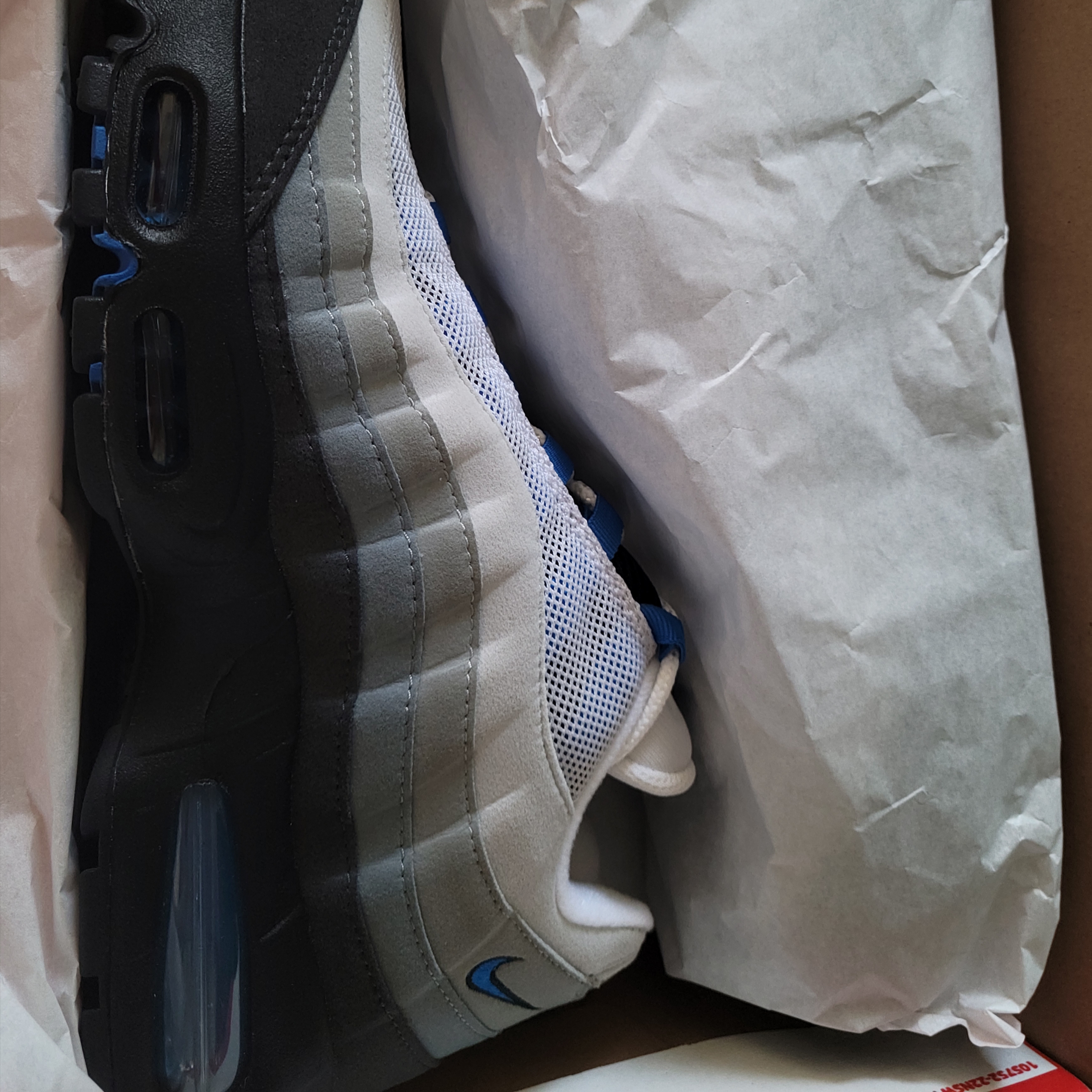 Nike Air Max 95 OG Cool Grey and Blue Spark 착용 스타일