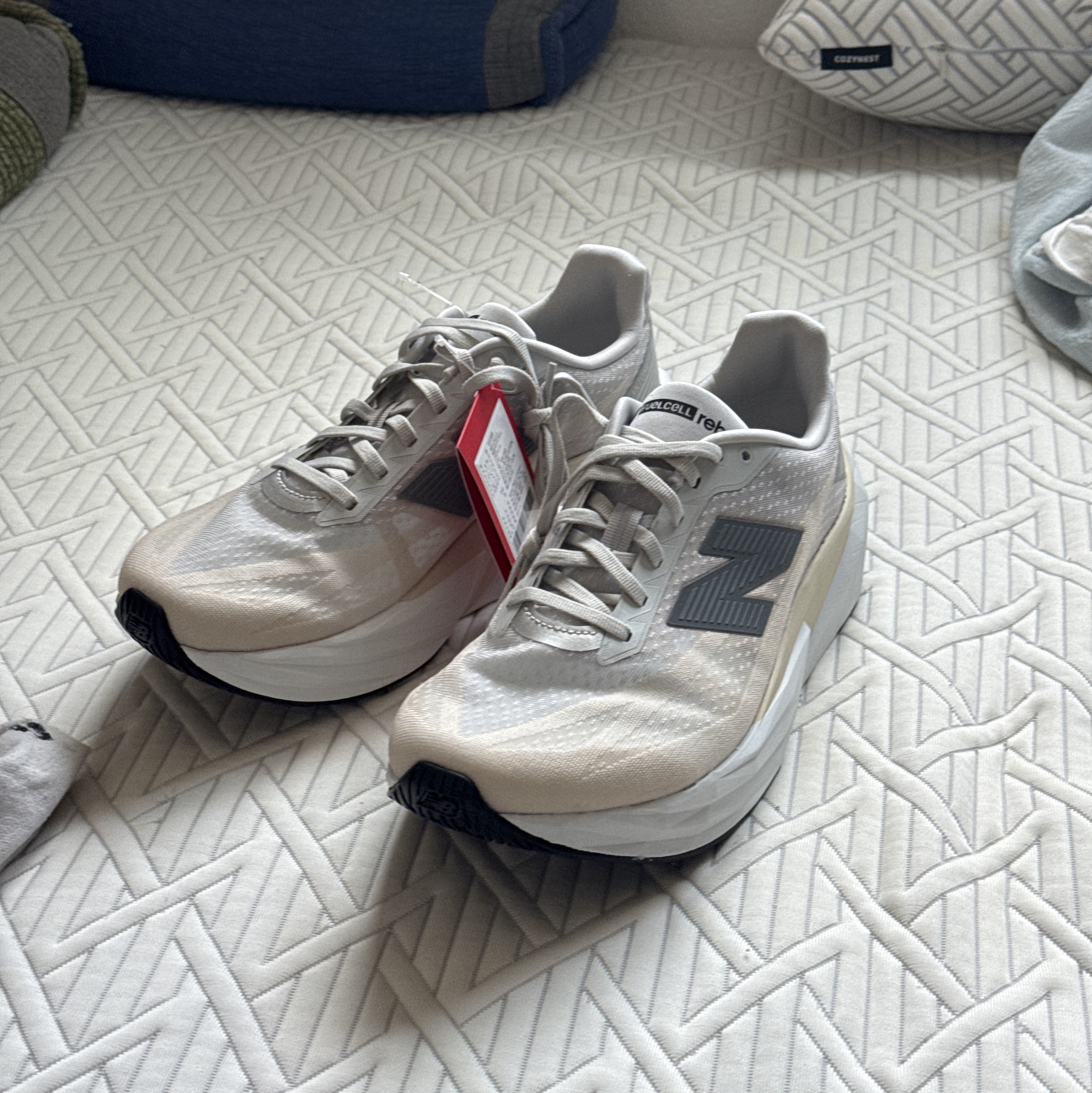 New Balance FuelCell Rebel v5 Grey Matter Linen White - 2E Wide 착용 스타일