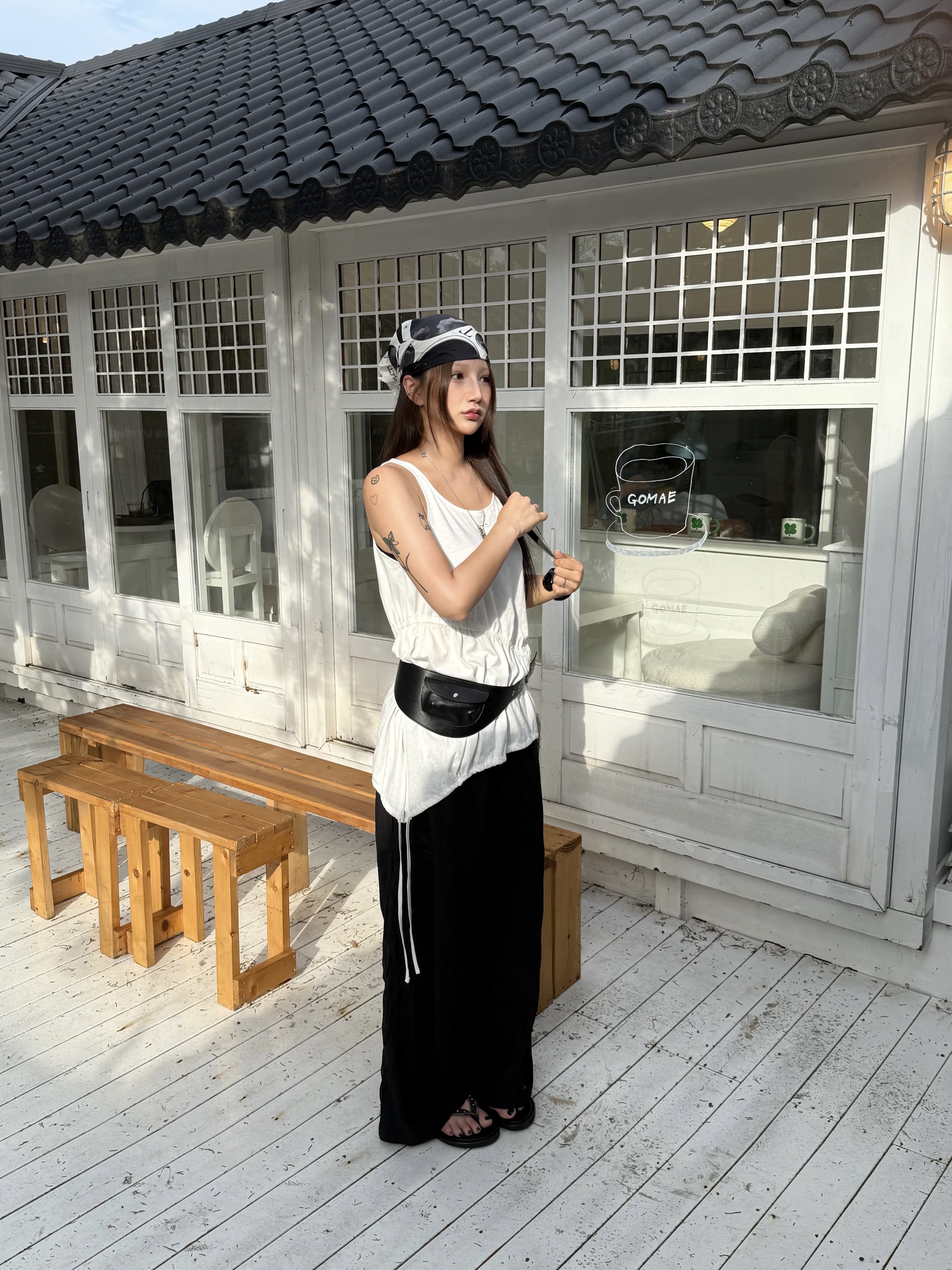 GIMMETHEYOUNG G_sheer Shirring Texture Pants  Black 착용 스타일
