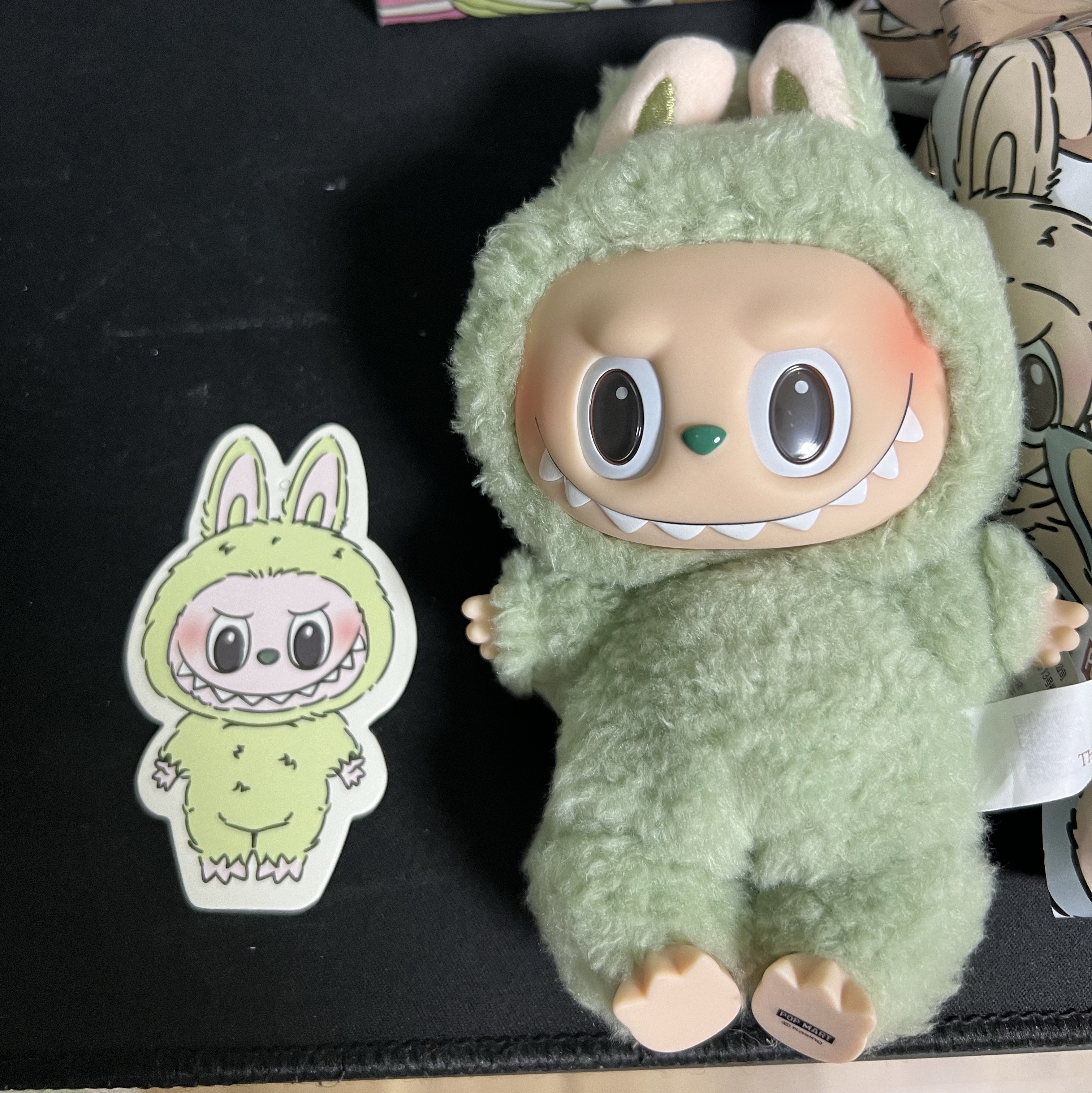 Pop Mart Labubu The Monsters Labubu Tasty Macarons Series Green Grape Keyring 착용 스타일 - 1