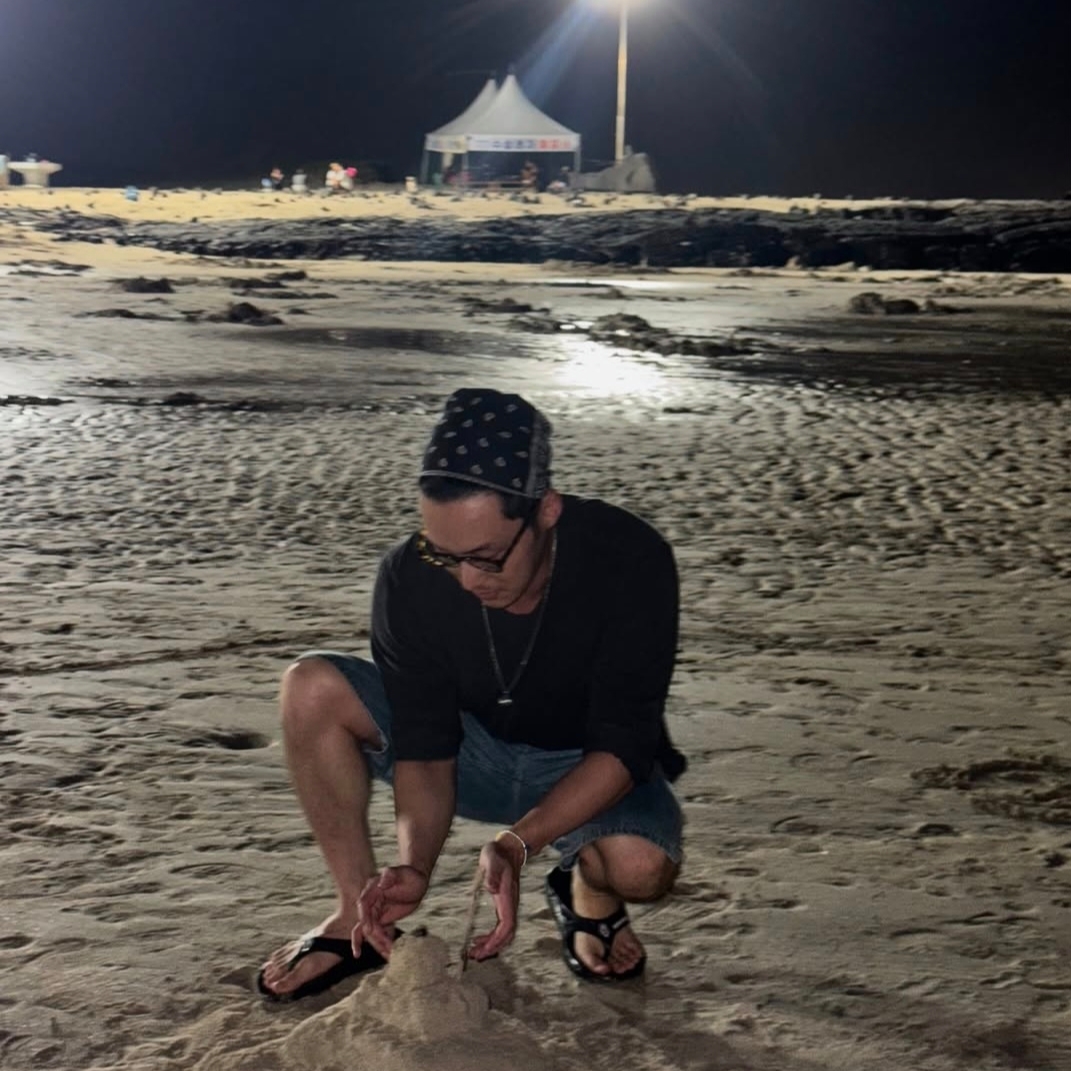 Oofos x Neighborhood SRL . OOriginal Flip Flop Black 착용 스타일