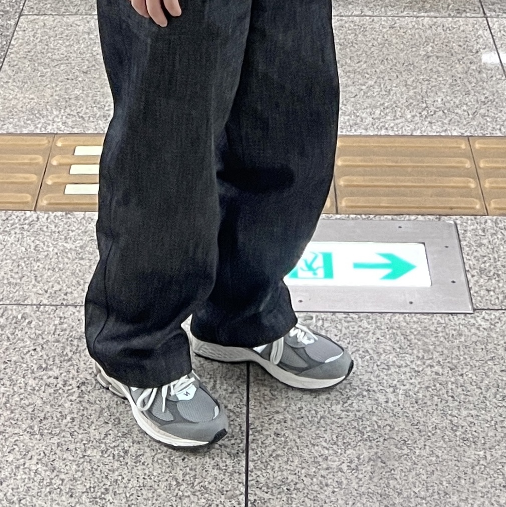 New Balance 2002R Premium Vintage Grey 착용 스타일