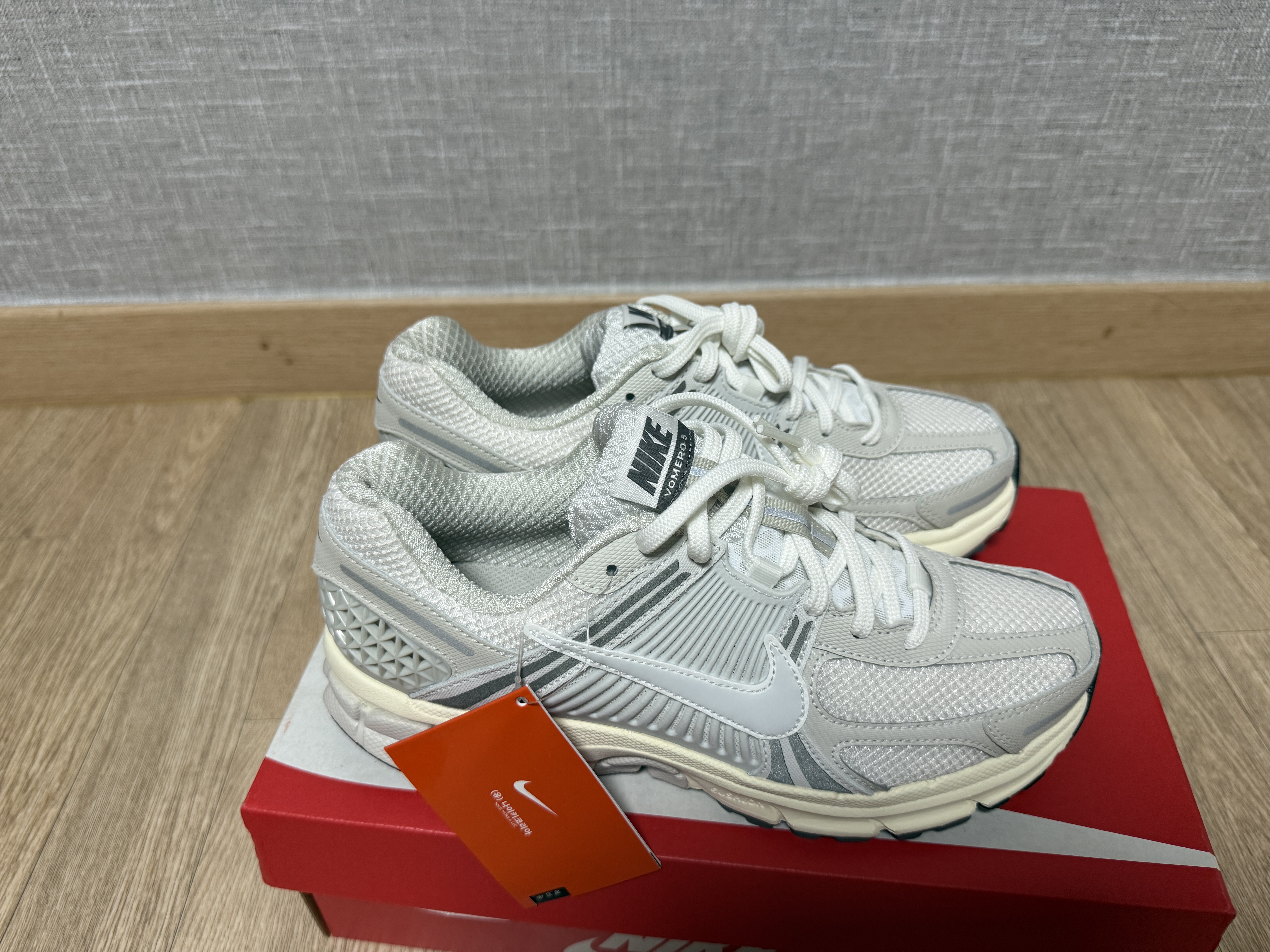 Nike Zoom Vomero 5 Platinum Tint Photon Dust, Nike P-6000 Metallic Silver Gym Red 착용 스타일 - 1