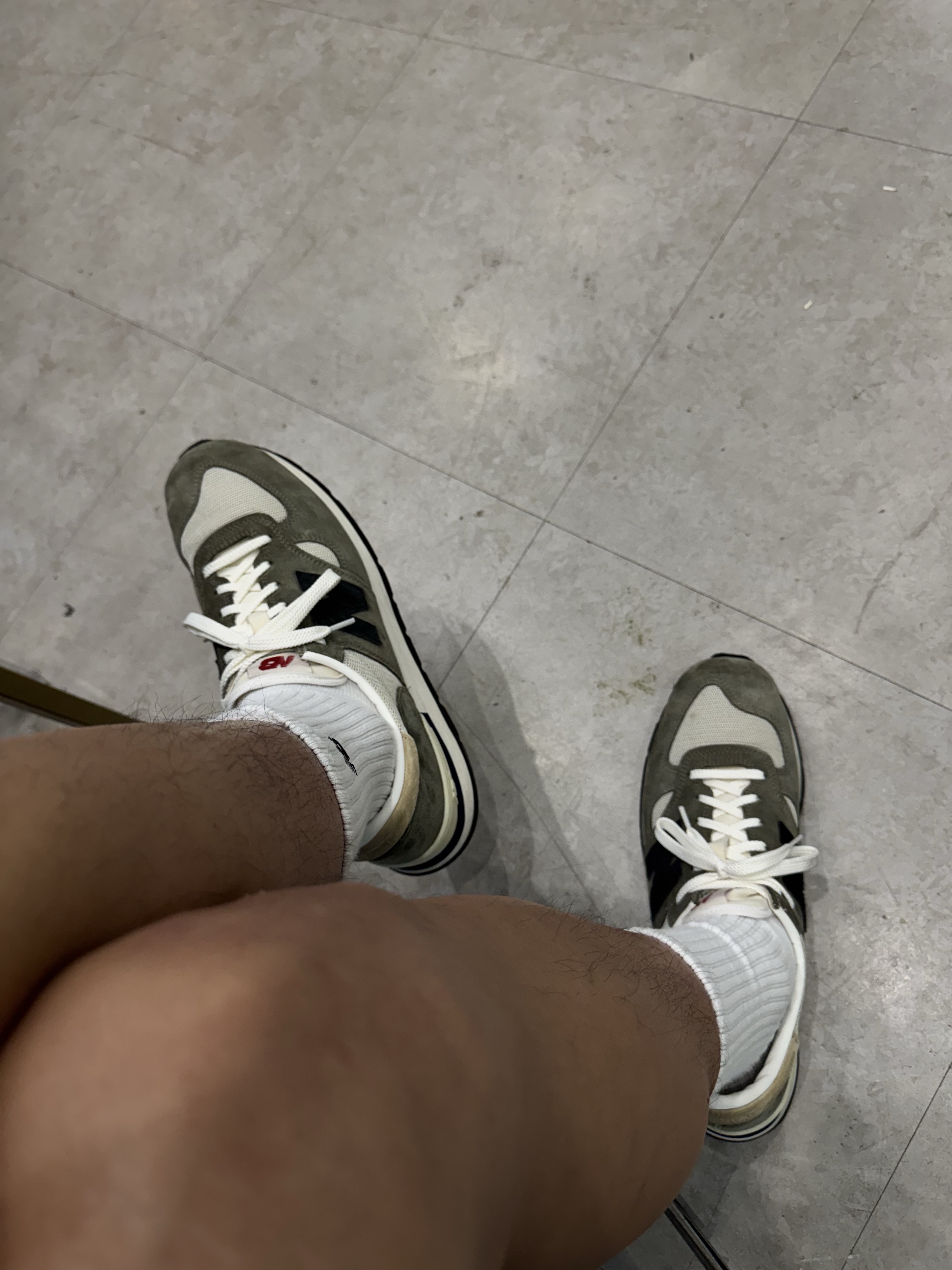 New Balance 990v1 Made in USA Olive 착용 스타일