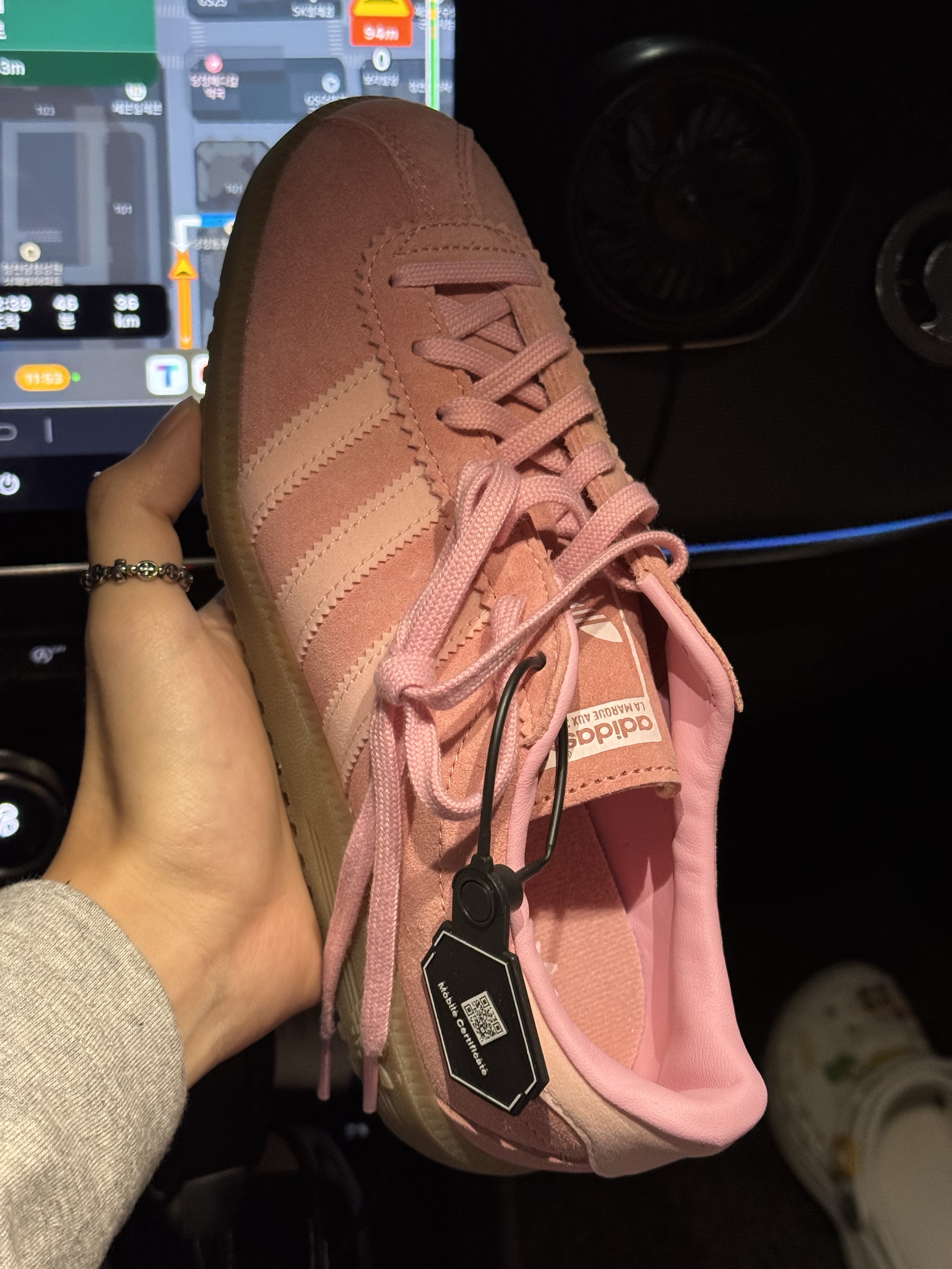 Adidas Bermuda Glow Pink 착용 스타일 - 2