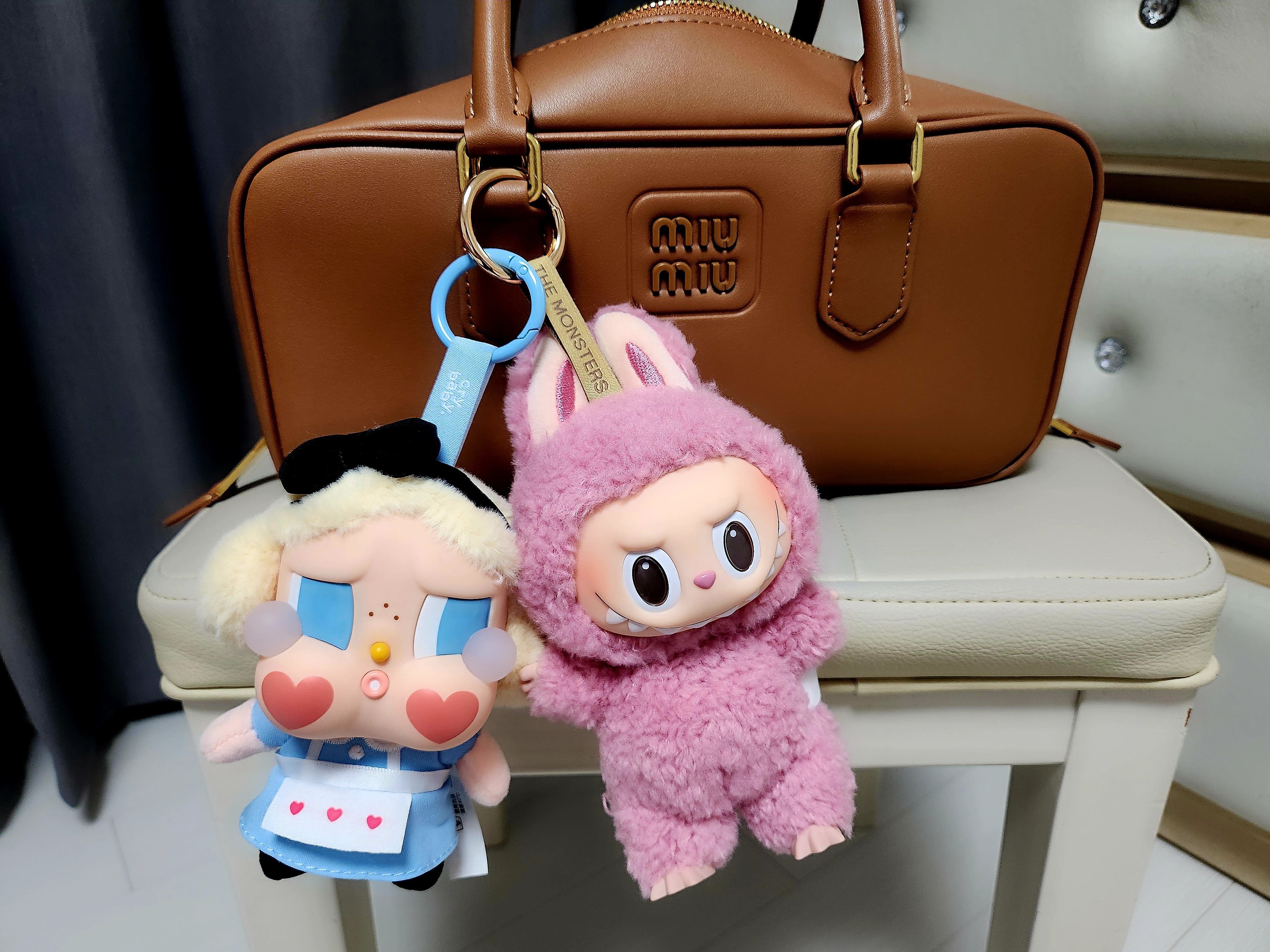 Pop Mart Labubu The Monsters Labubu Tasty Macarons Series Lyche Berry Keyring, Pop Mart Crybaby Crying Again Series Plush Keyring She's Alice (Opened Case) 착용 스타일