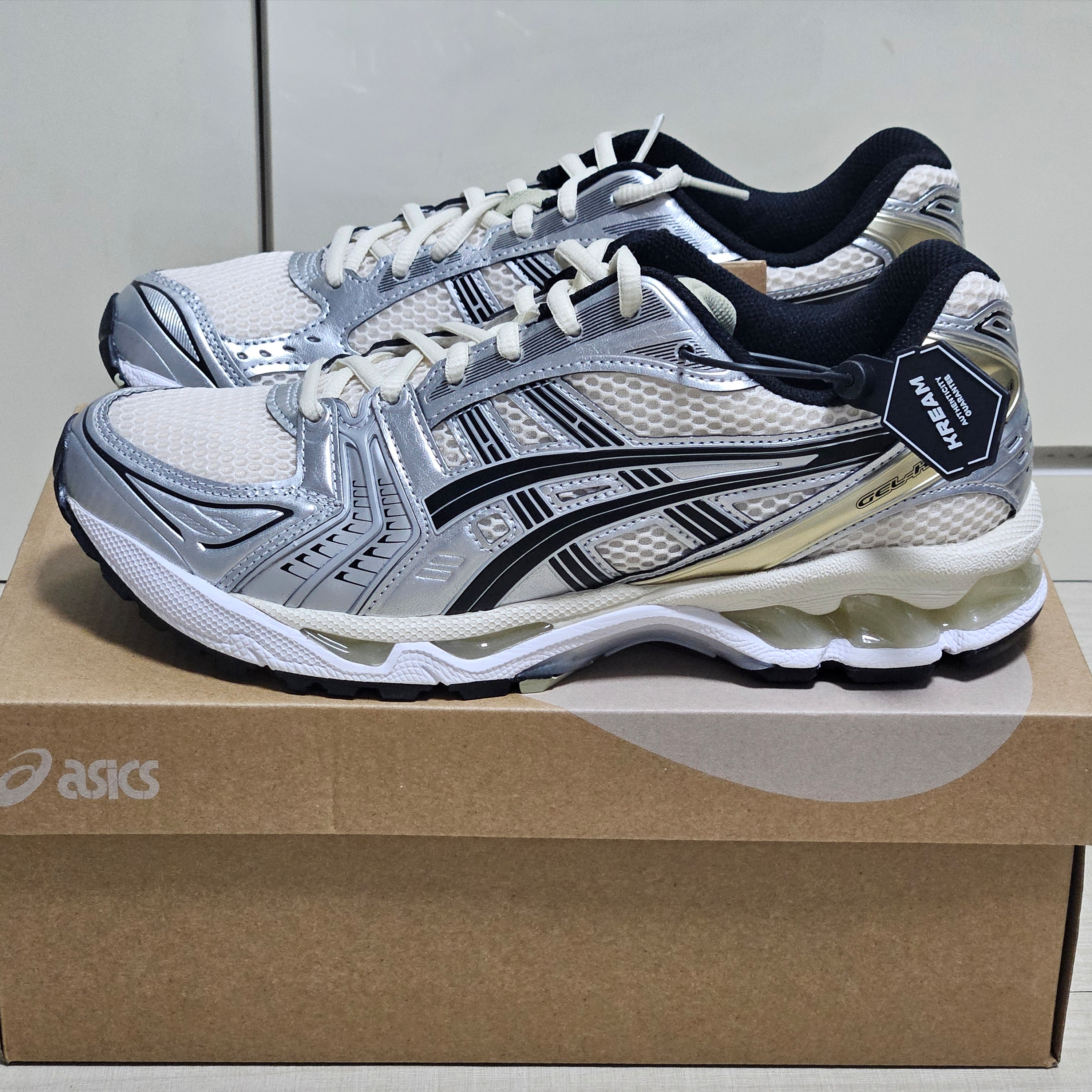 Asics Gel-Kayano 14 Birch Pure Silver 착용 스타일 - 3