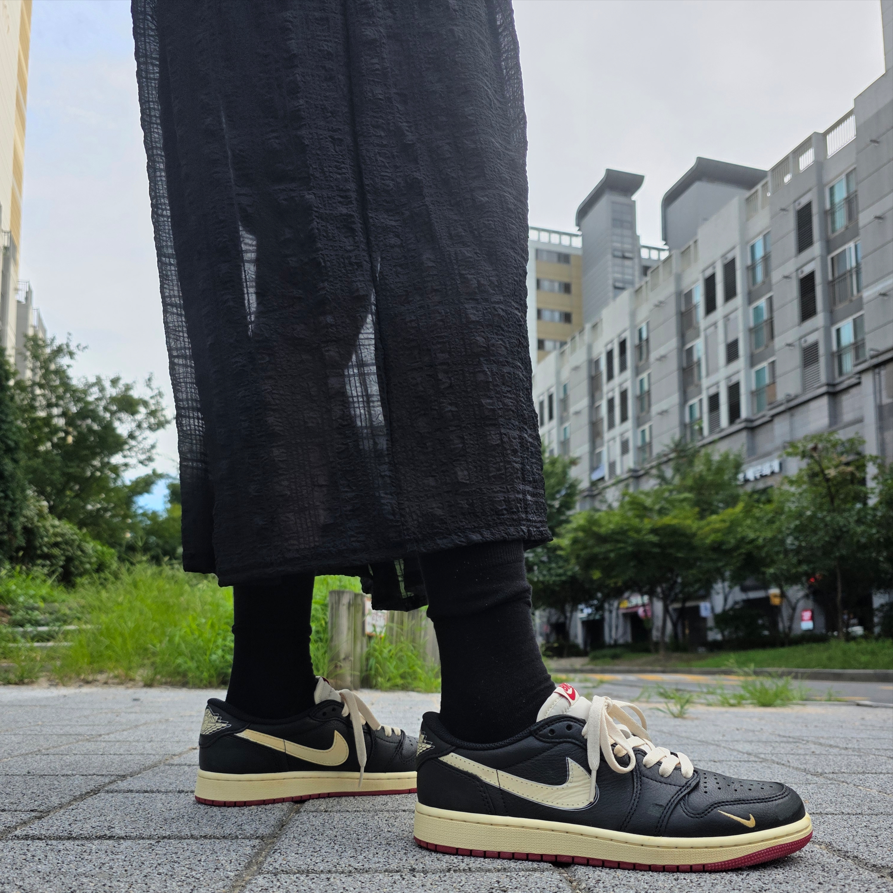 Jordan 1 x Nigel Sylvester Retro Low OG Better With Time 착용 스타일 - 3